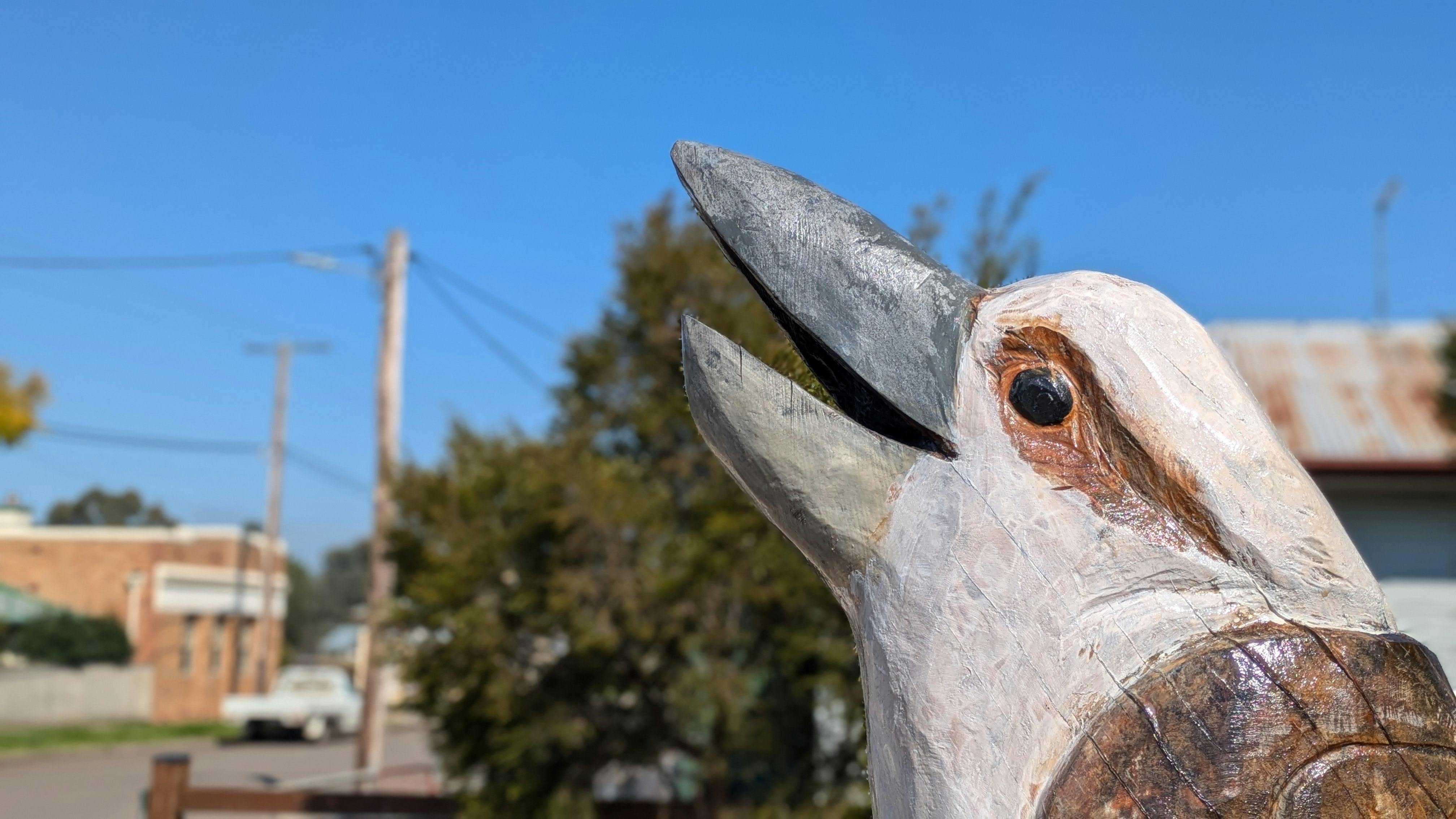 덴먼 메모리얼 파크에서 전기톱을 사용하여 마크 레이가 만든 kookaburra 조각상