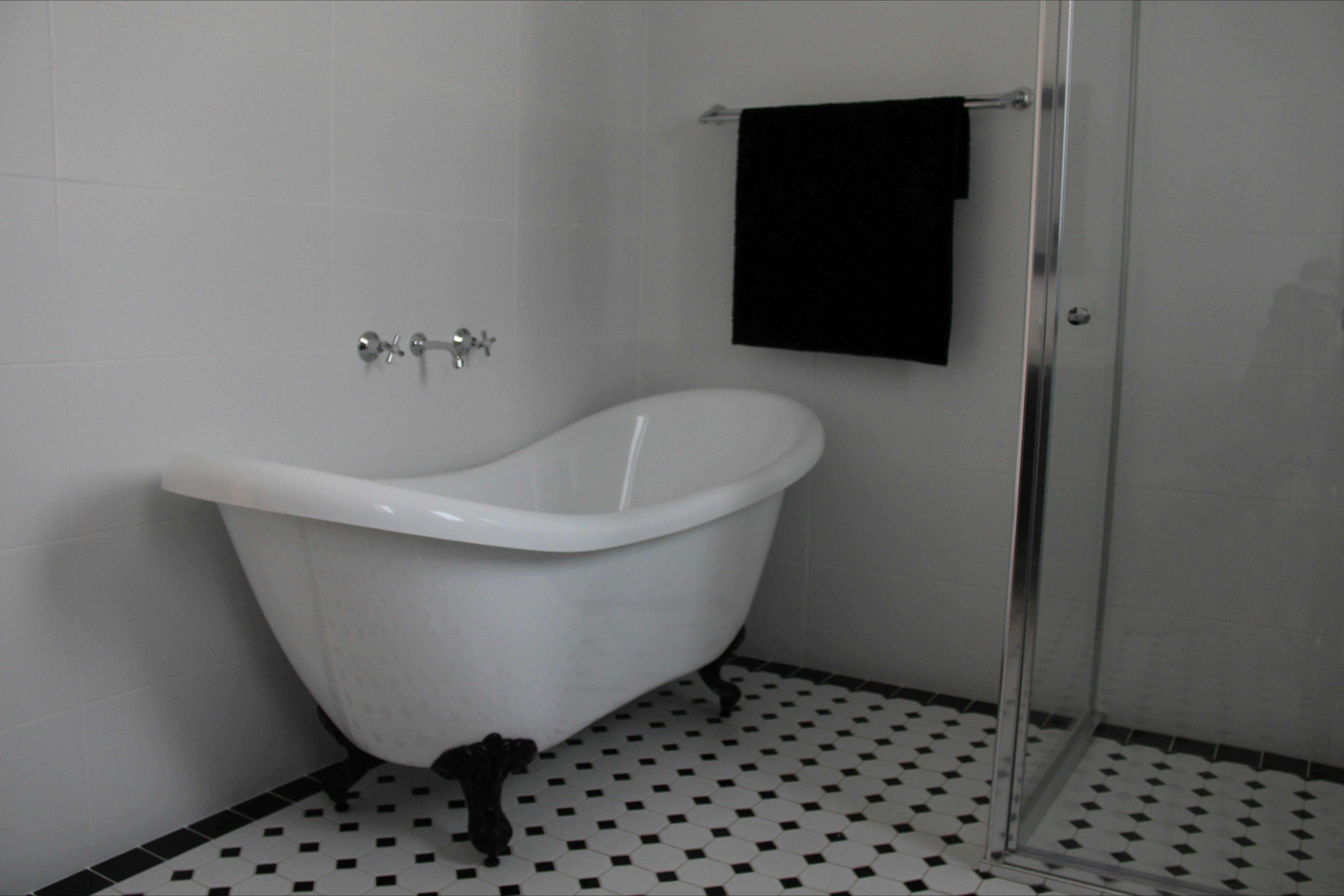 Cottages in Orange - Bathroom