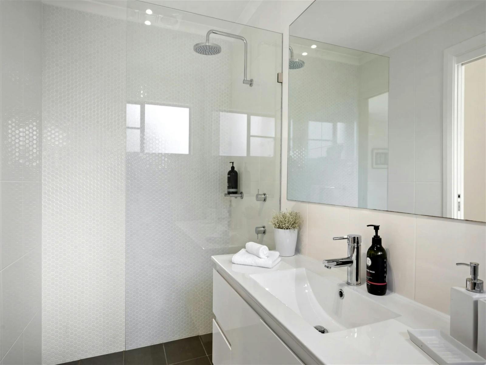 時尚浴室，配備現代化設備和設計