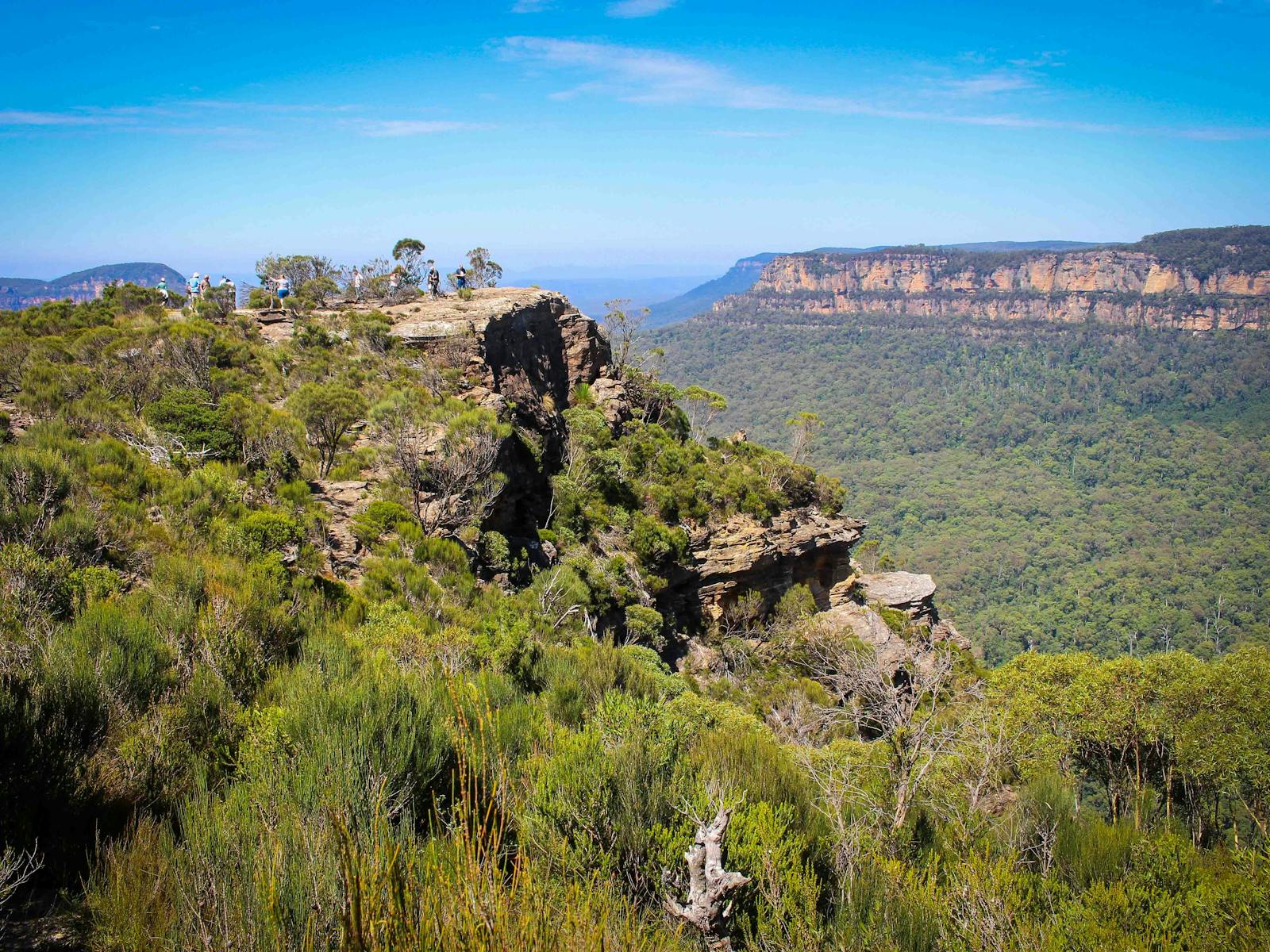 A rocky outcrop overlooking the Jamison Valley