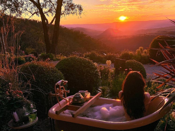 Kookawood Rural Retreat surnrise bath