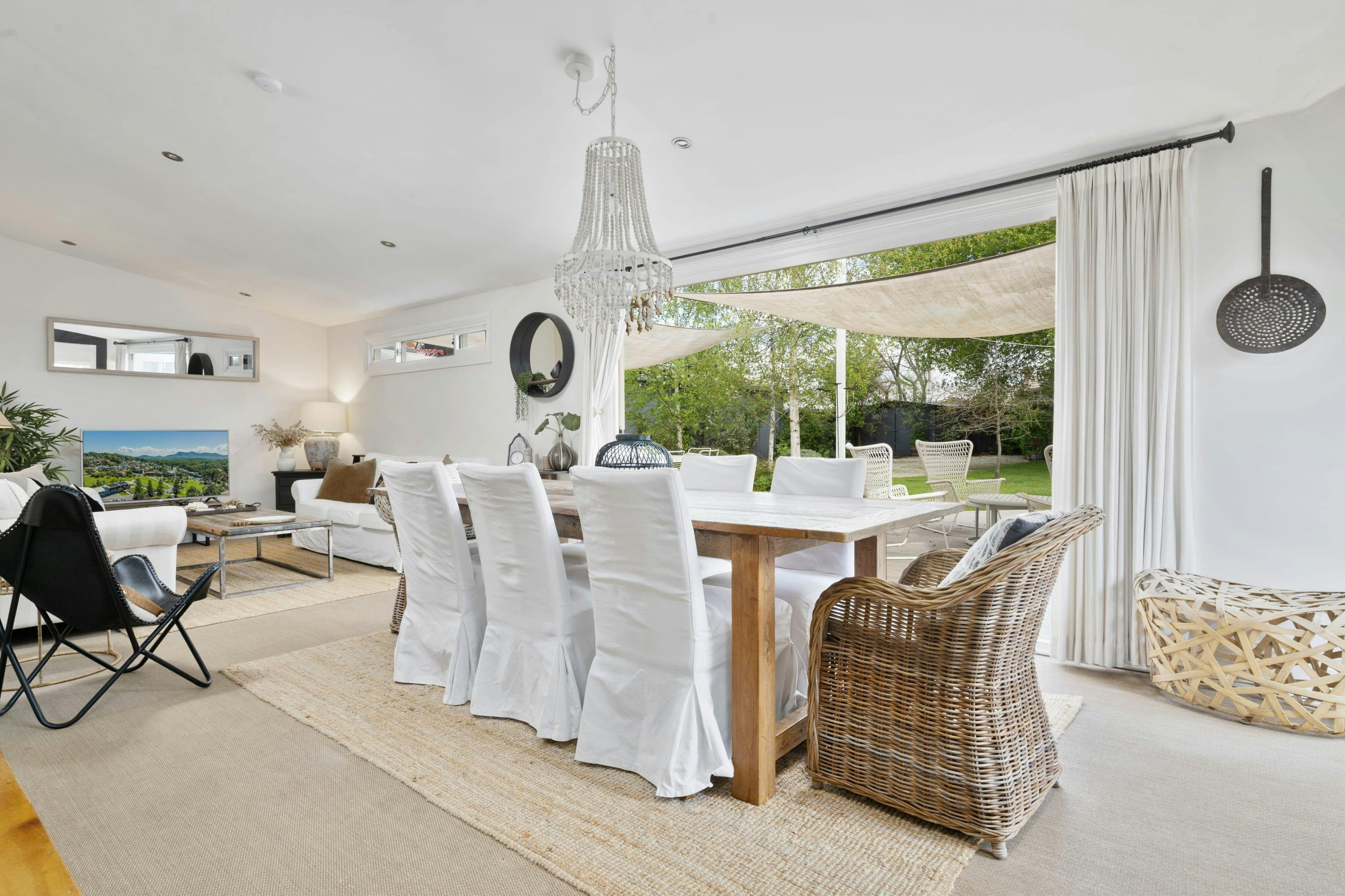Dining room to outdoor area