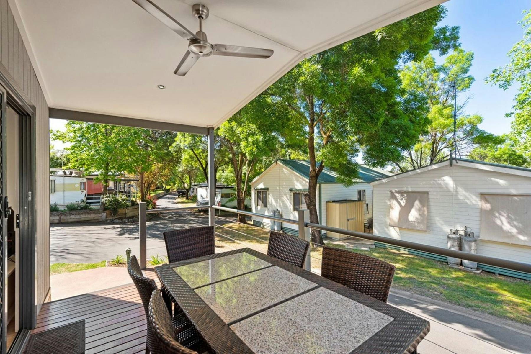 21464_lake_hume_deluxe_2b_cabin_s5_b