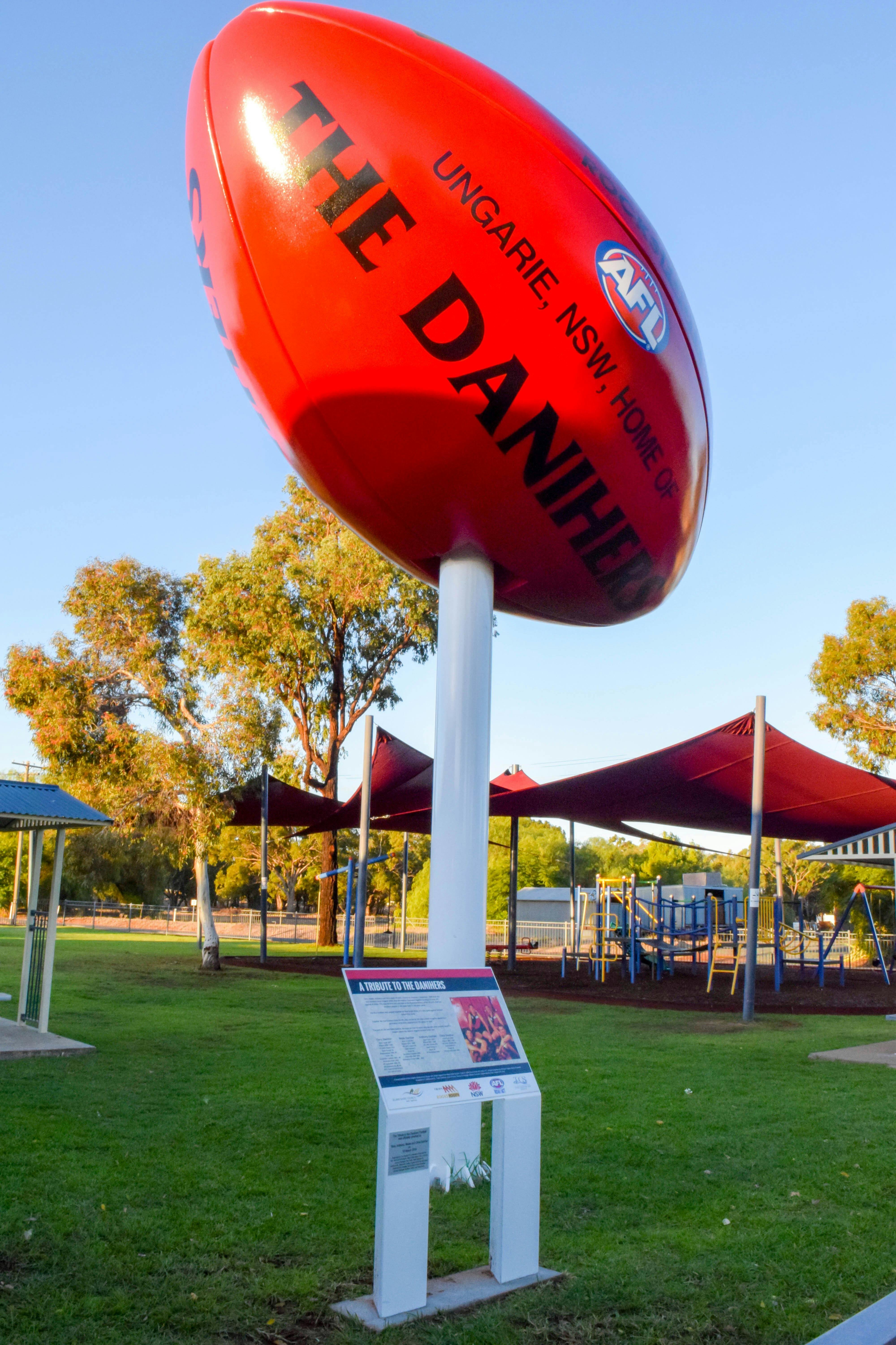 Ungarie는 호주에서 가장 큰 축구의 고향이자 Daniher's의 홈구장이기도 합니다.