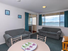 Lounge & Dining Area