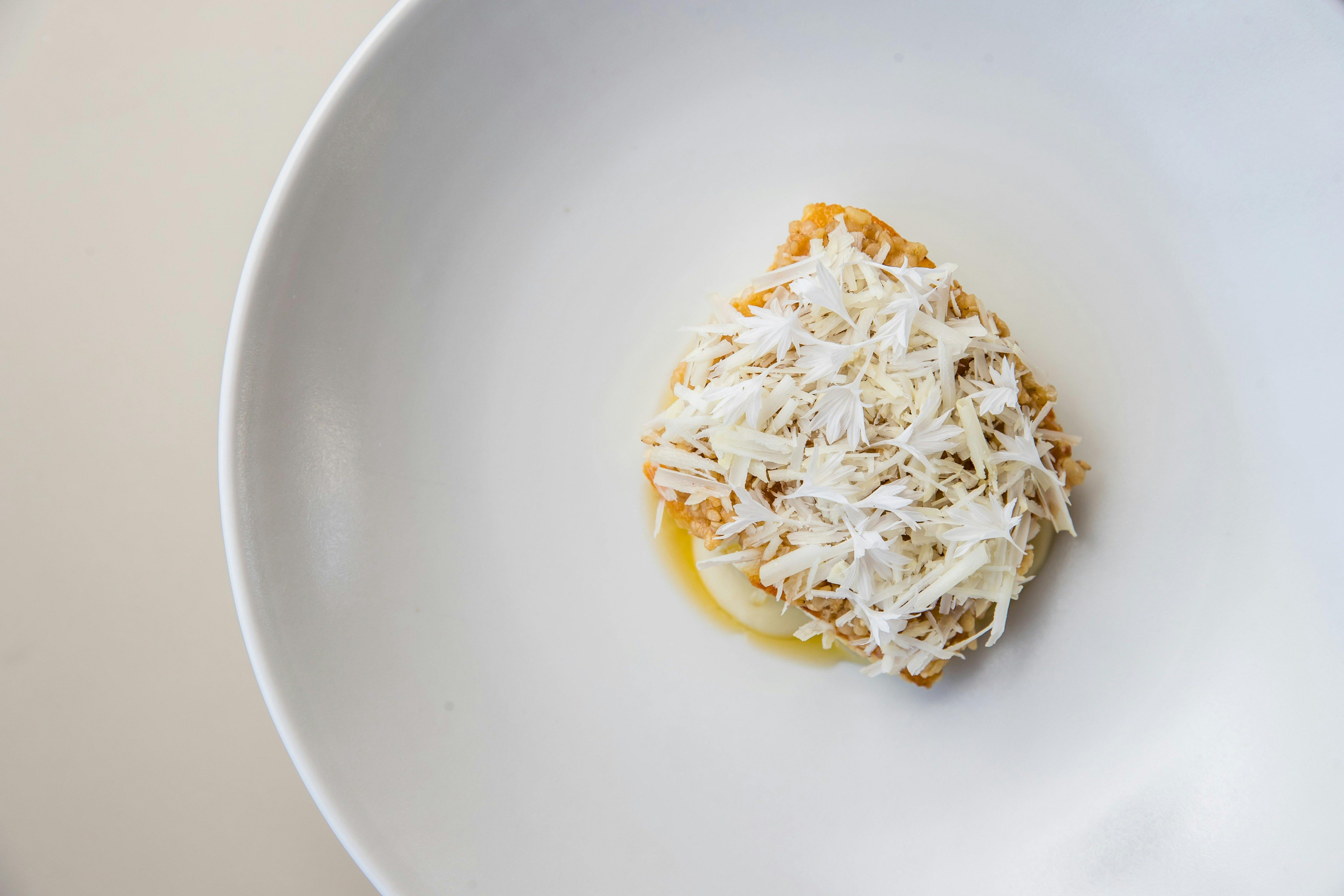 와일드 케이프 요크 바라문디 양념 렌즈콩 된장 어린 마늘 깎은 마카다미아