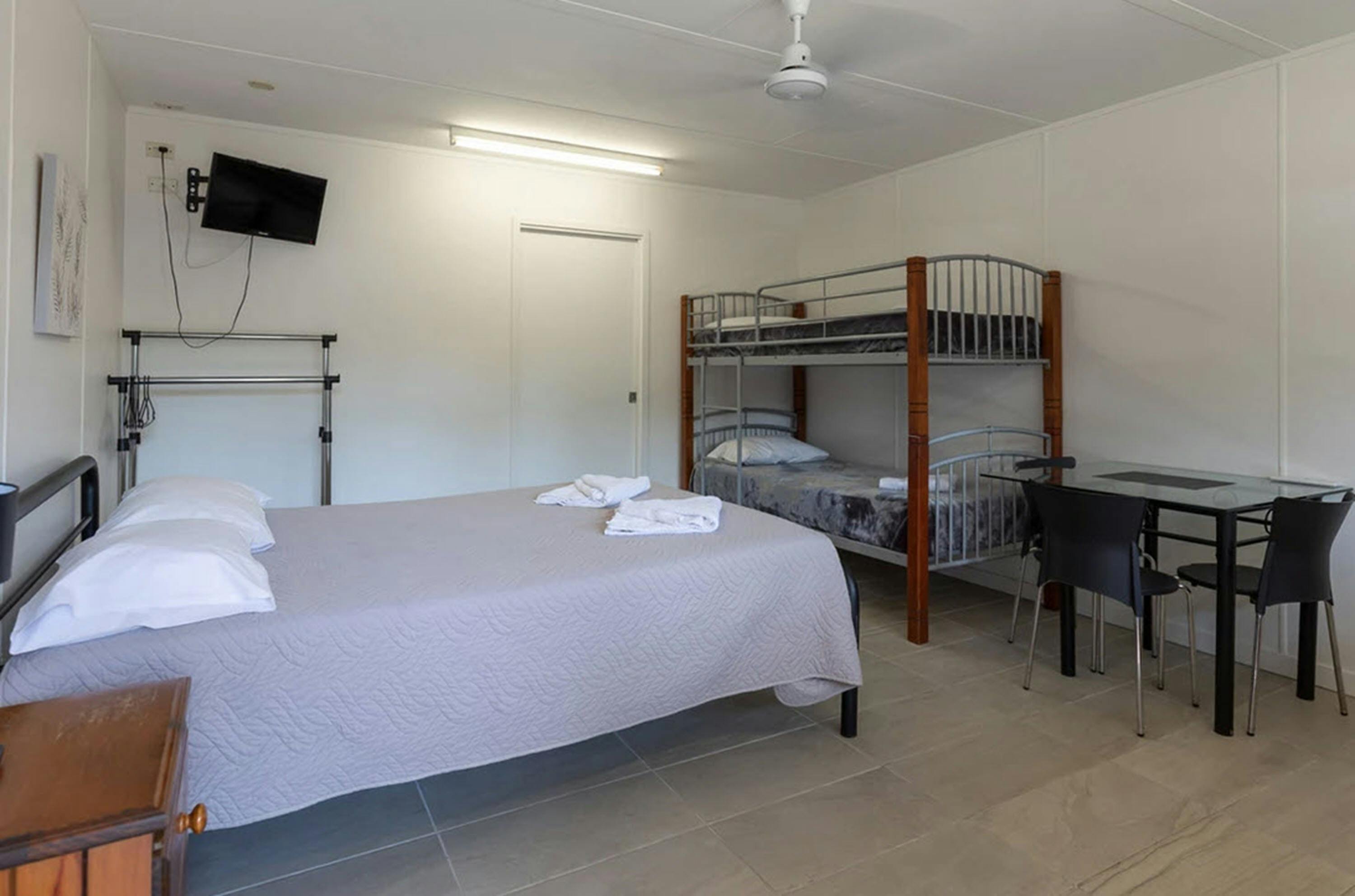 Cool Waters Holiday Park Budget Motel Units