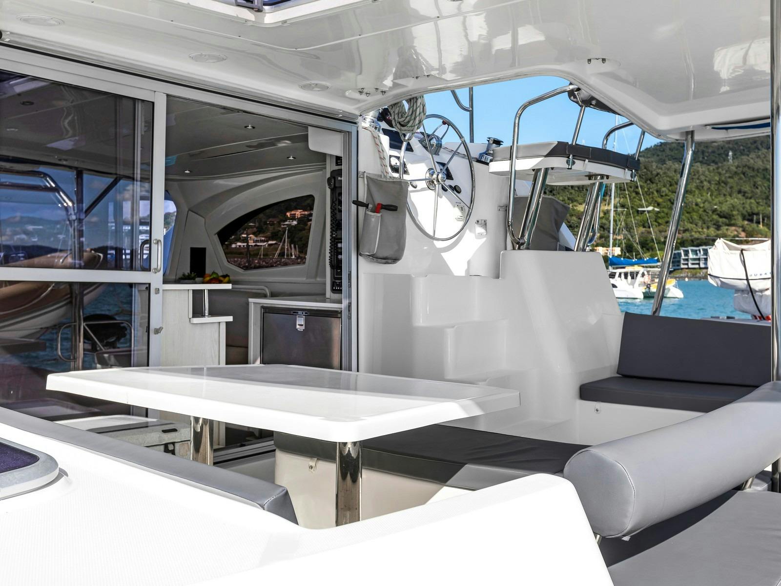 Leopard 44 - aft deck dining