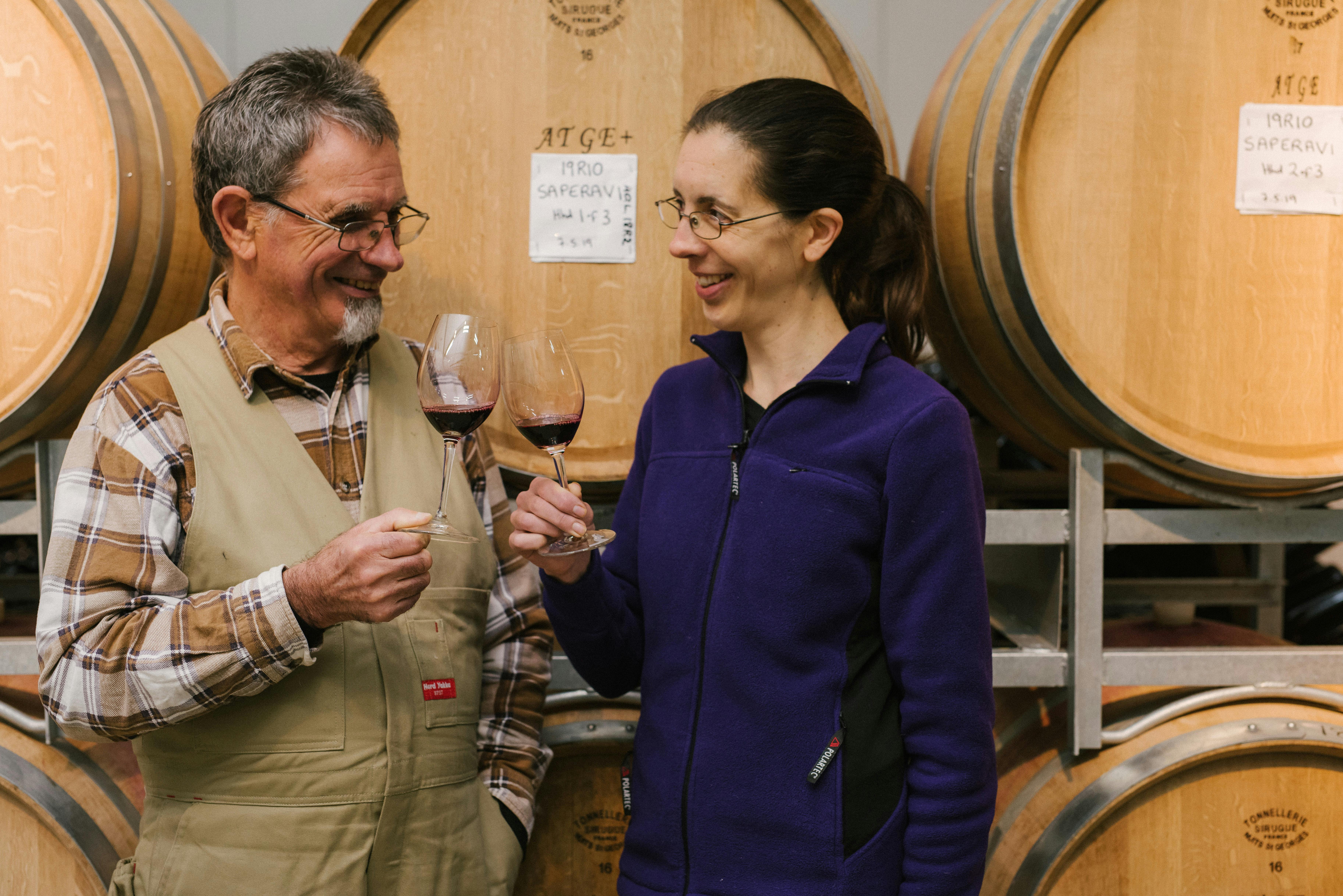 ハワード＆クリストベル・アンダーソンとワイングラス