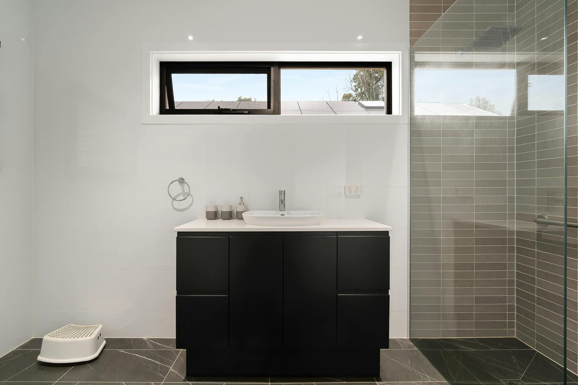 화장실과 샤워 시설이 있는 욕실