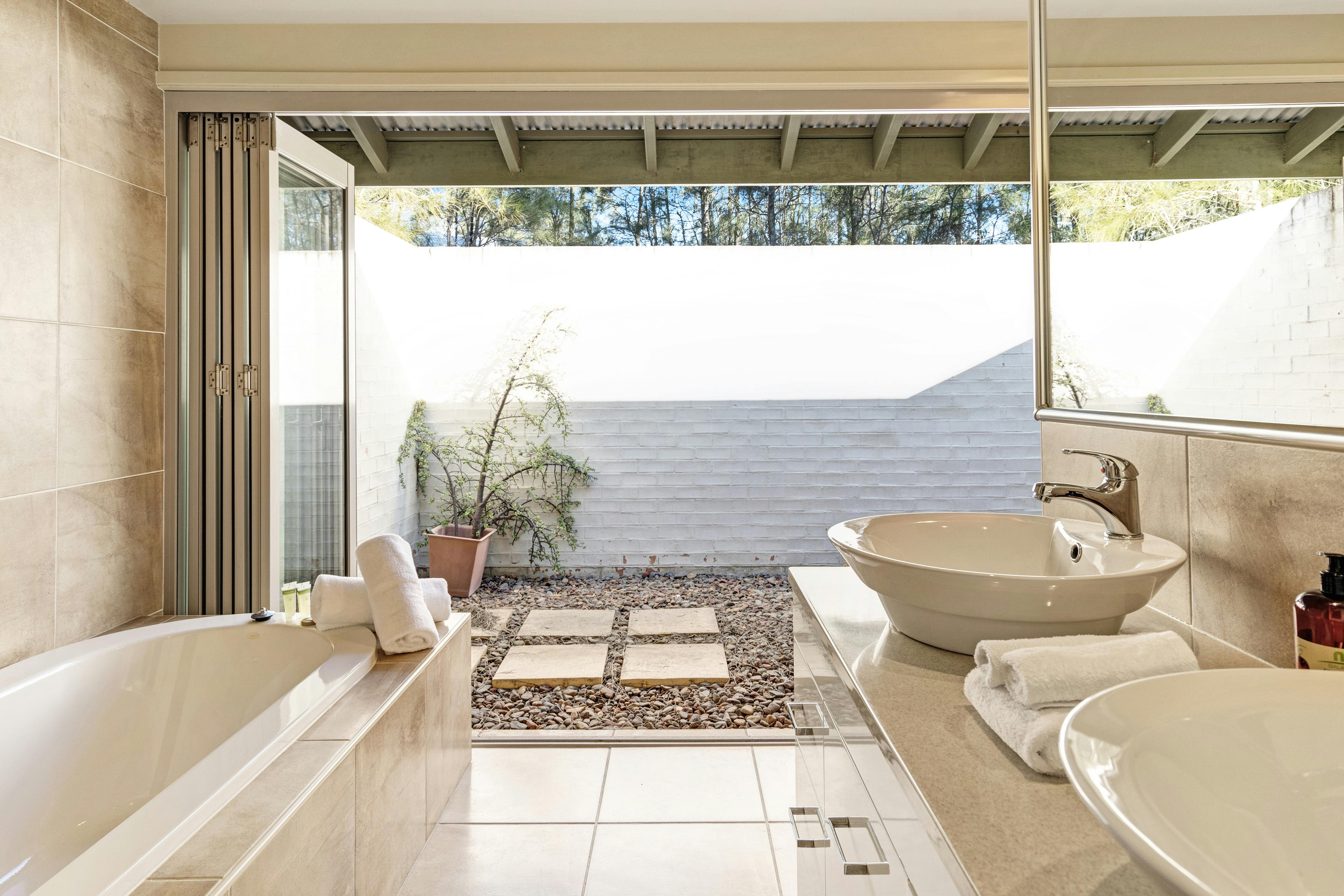 The Manor - Ensuite Bathroom