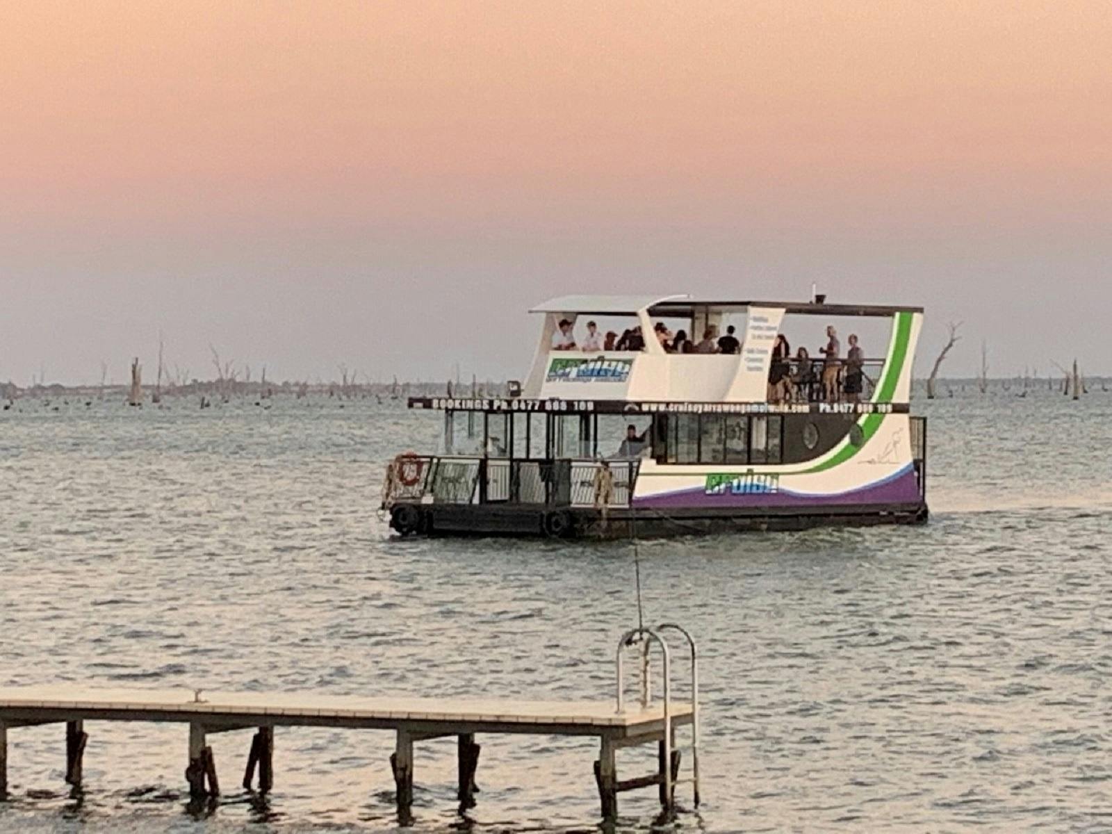 The Sienna Daisy Boat – Sunset Dinner Cruises