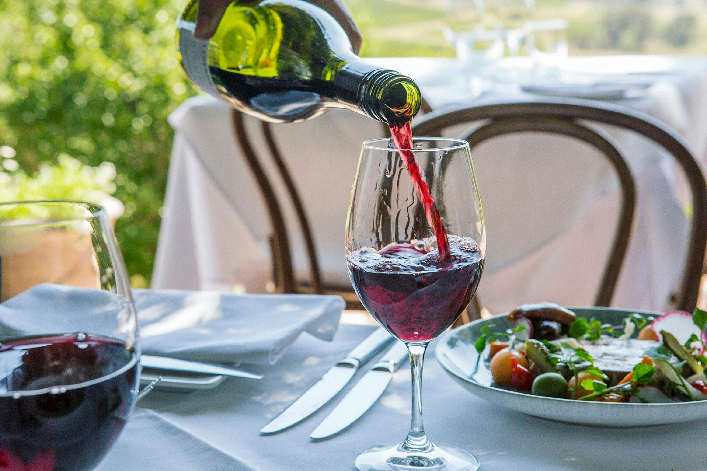 獵人谷 Bistro Molines 正在倒一杯葡萄酒