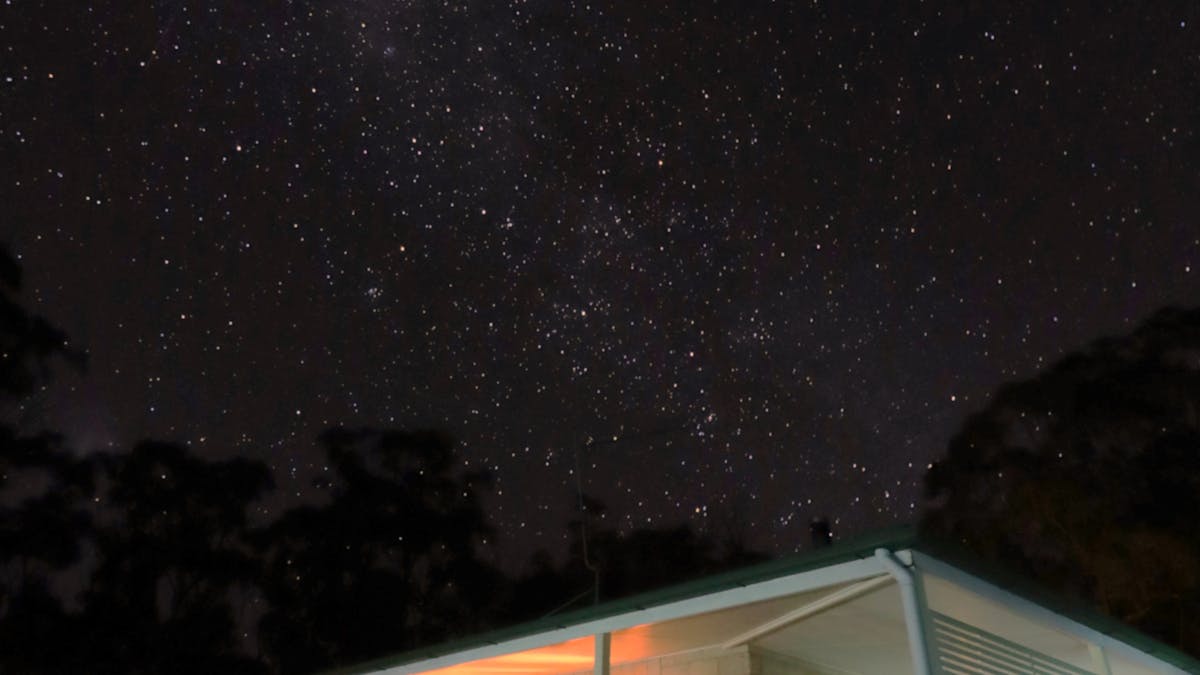 Frog Hollow Cottage underneath the night sky