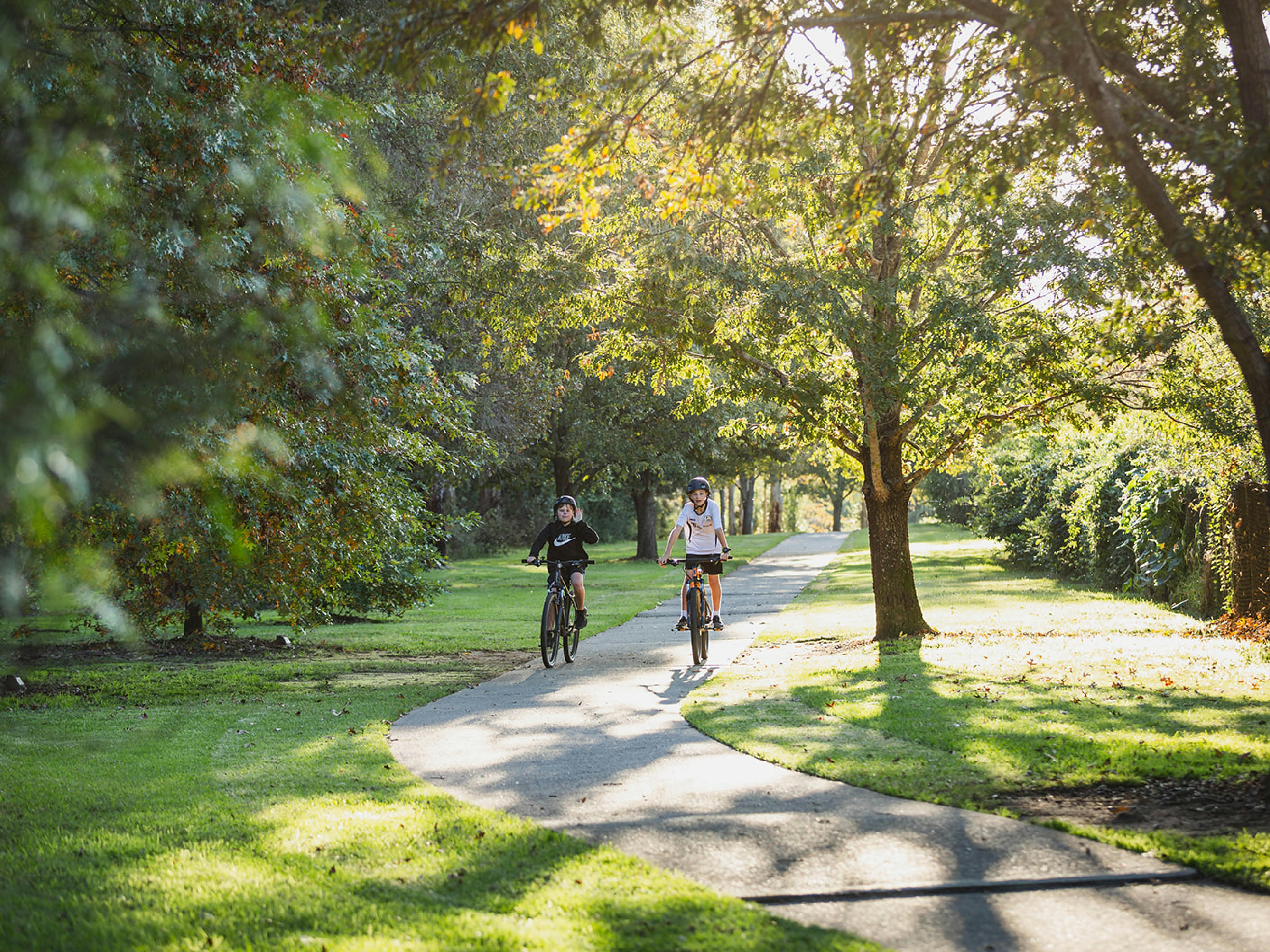 픽턴 식물원에서 자전거를 타고 있는 두 아이