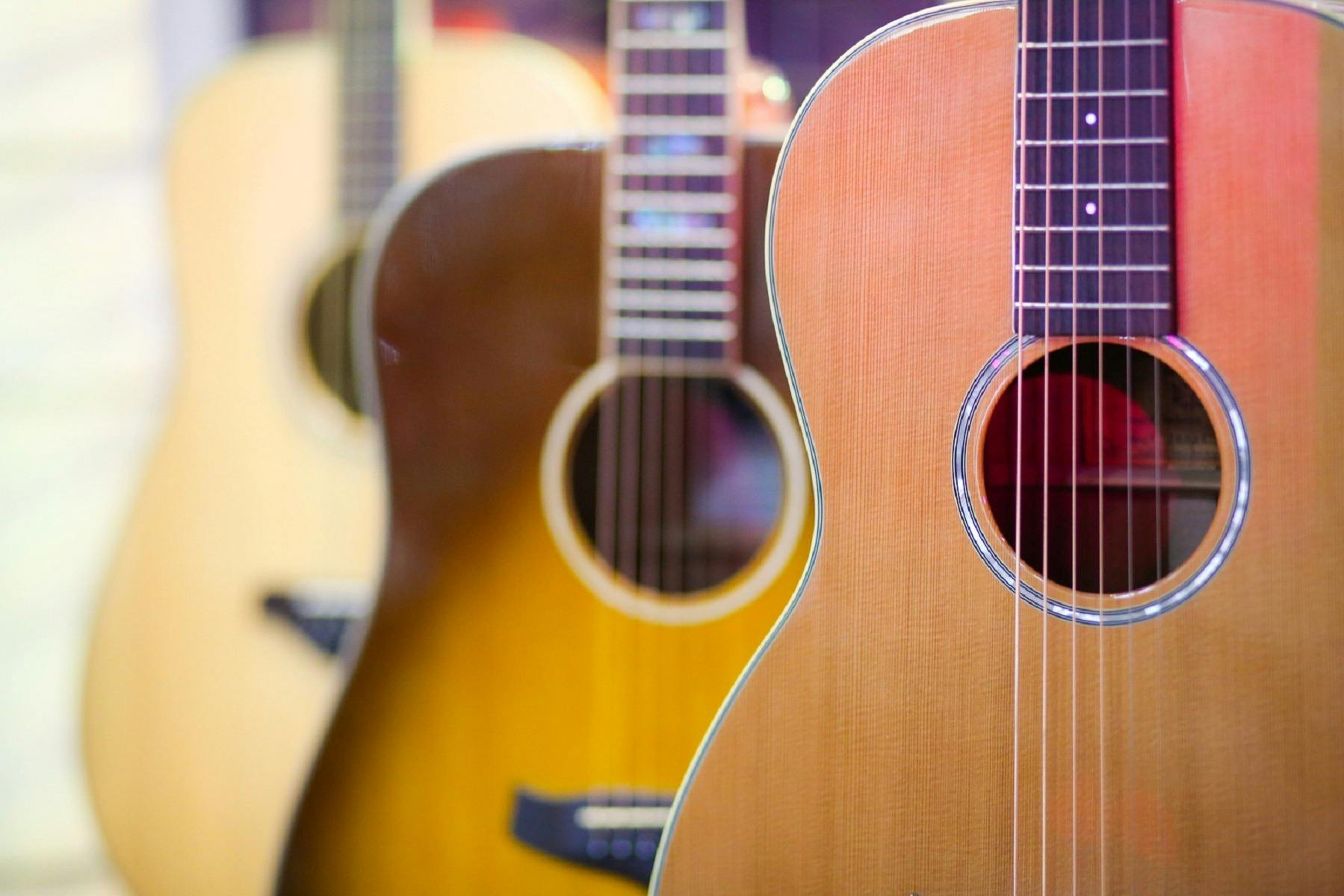 商店裡擺放著漂亮的吉他