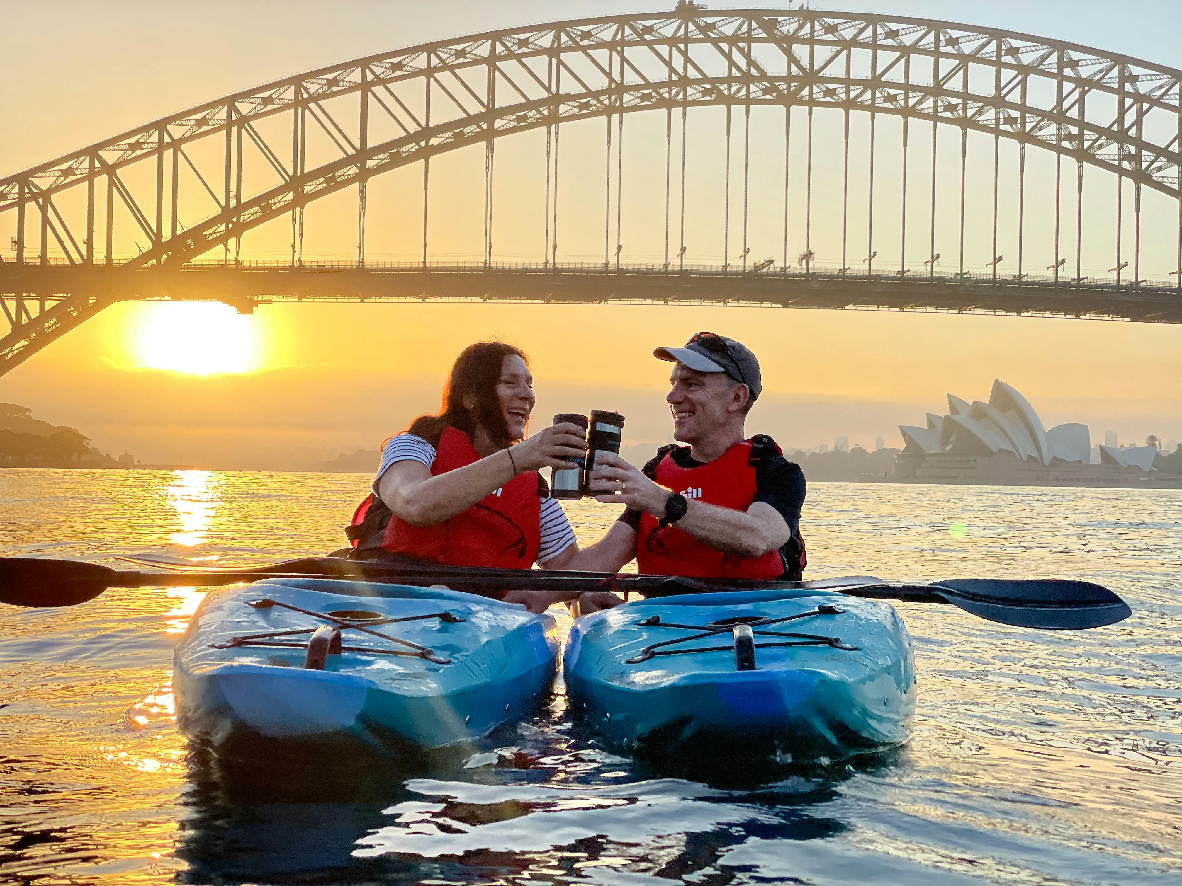 シドニー・バイ・カヤックでカヤックから再利用可能なカップで持続可能なコーヒーを楽しむカップル
