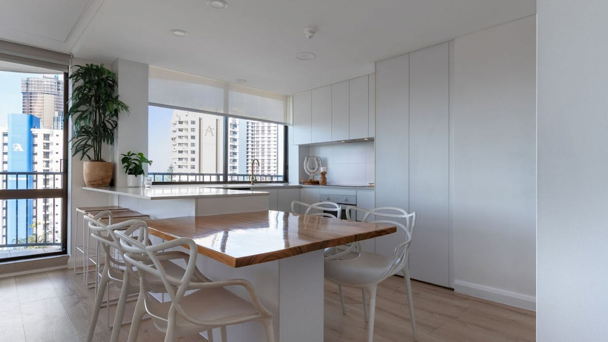 2 bedroom unit in Surfers Paradise - Kitchen