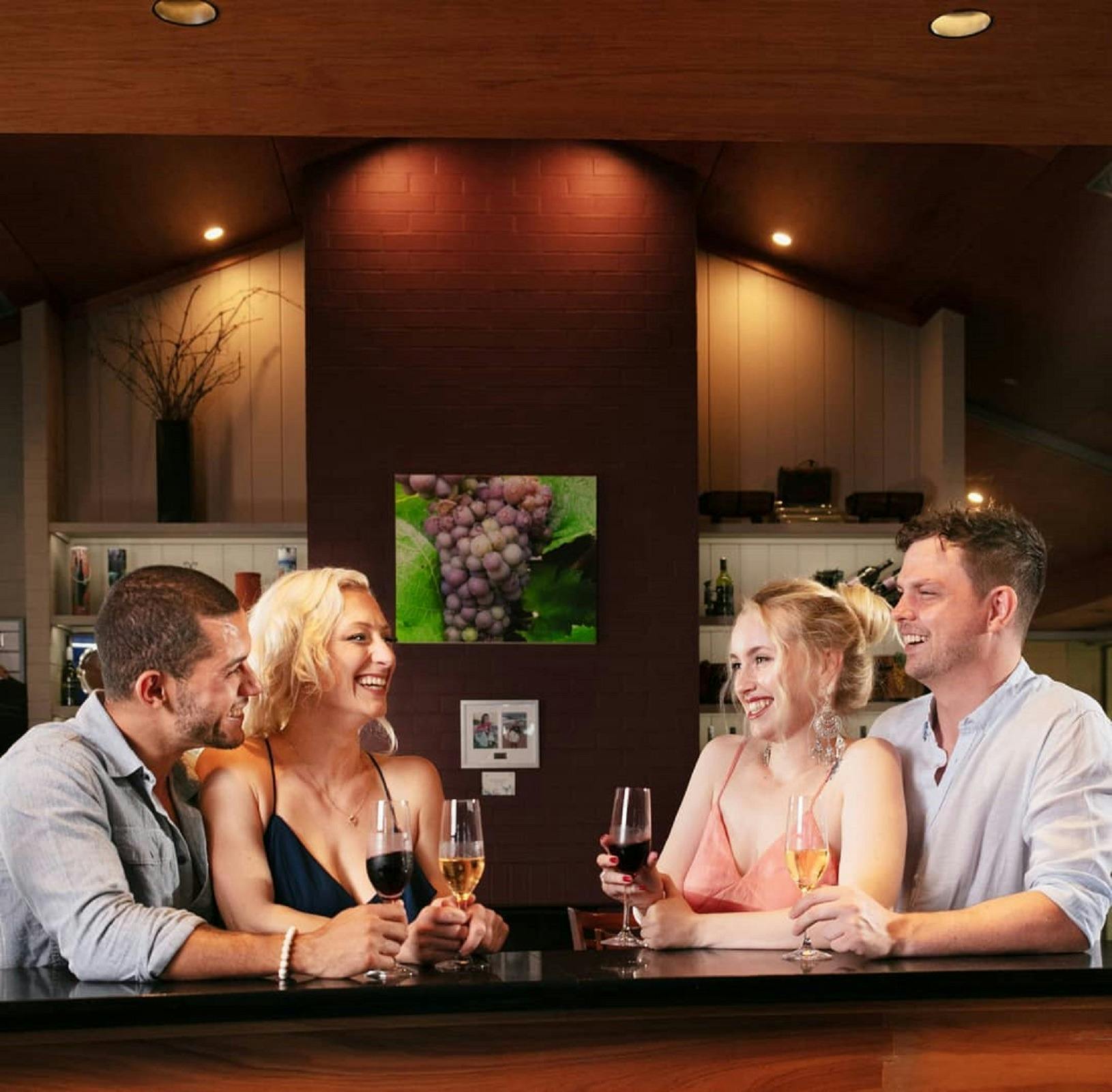 セラーのドアで試飲をお楽しみください