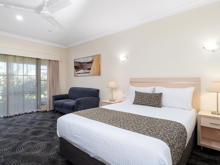 Refurbished Superior queen suite at heritage Motor Inn Corowa