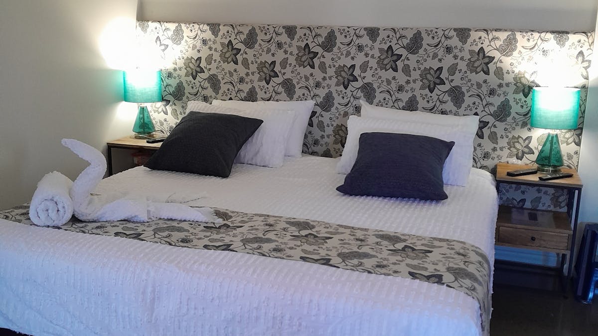 We have a King size bed which can be converted to 2 King singles if you need.  Let us know before