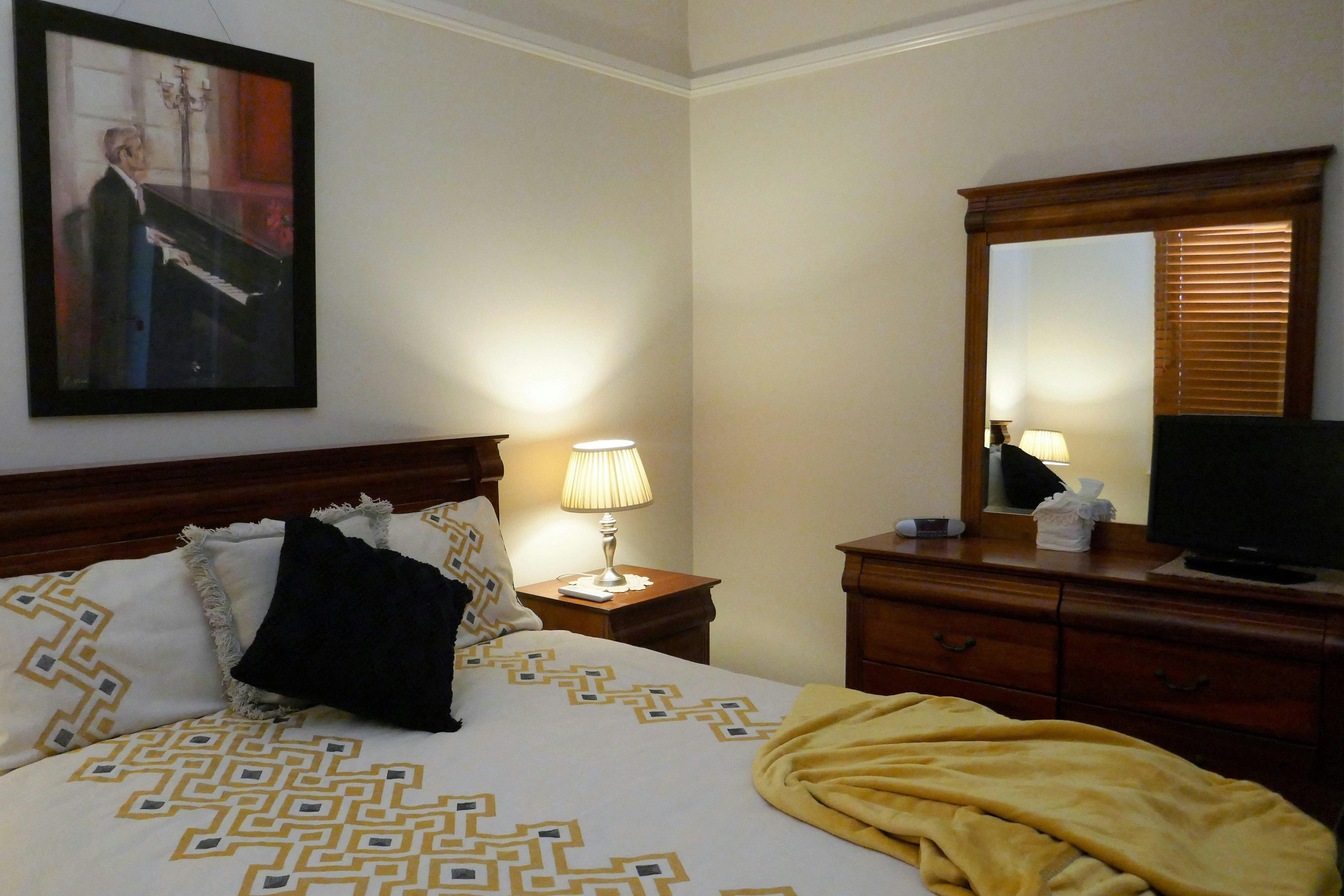 A Market Place Mudgee Queen size bedroom