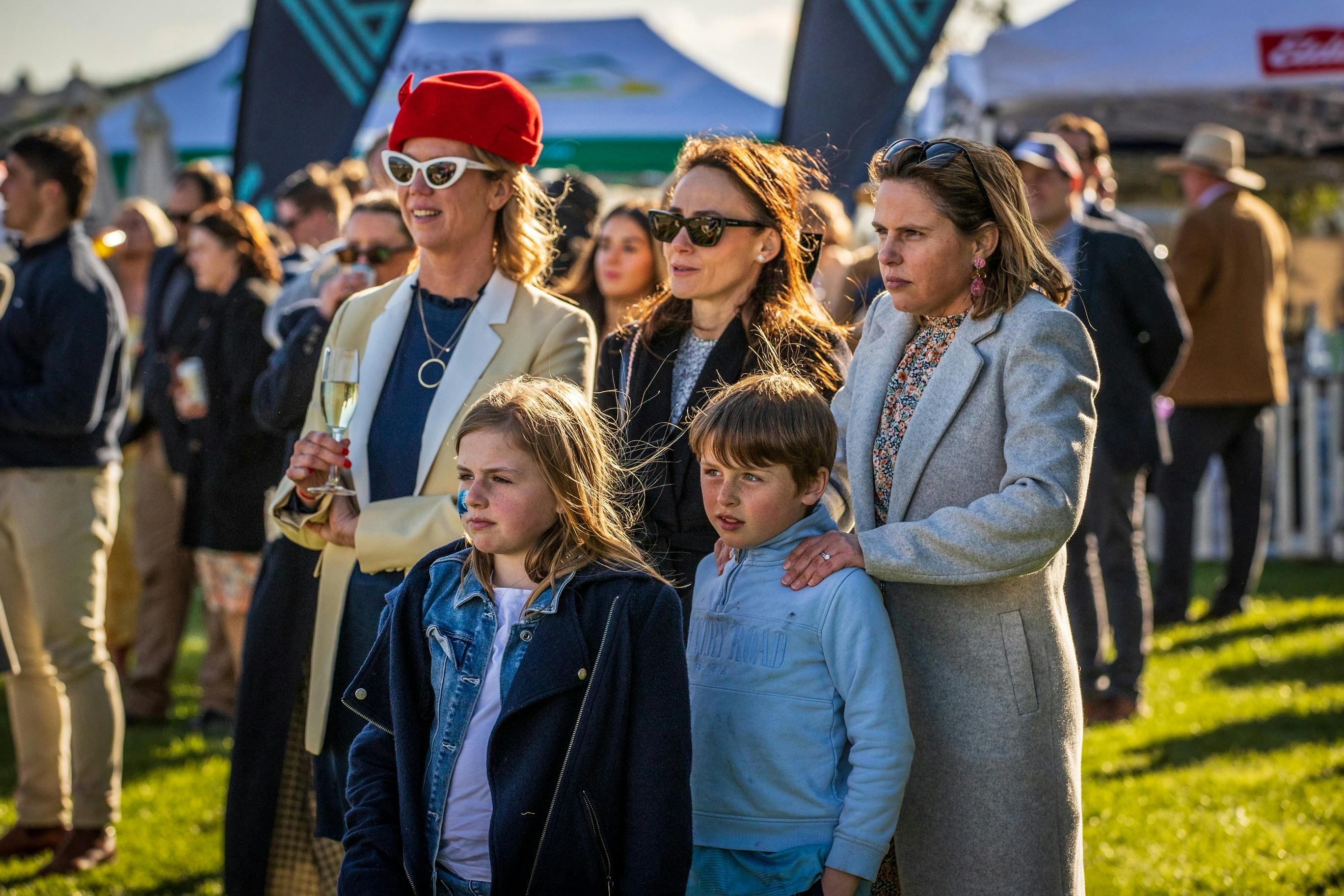 Die Zuschauer genießen die Vollblutrennen.