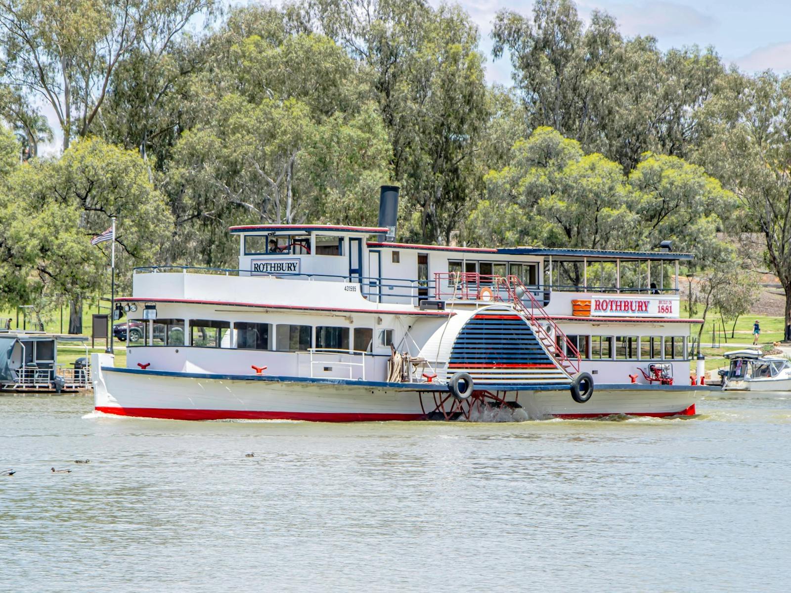 Paddle Vessel Rothbury departing the Mildura Wharf
