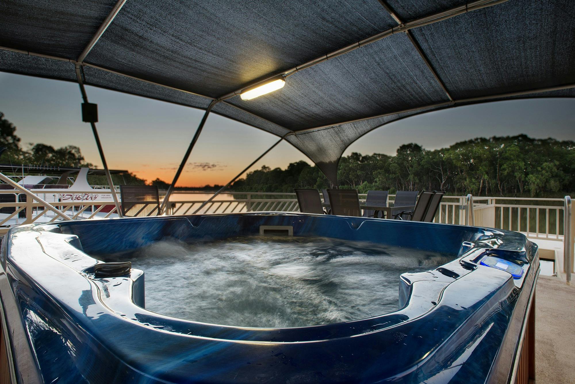 10% off Your Winter Houseboat Escape