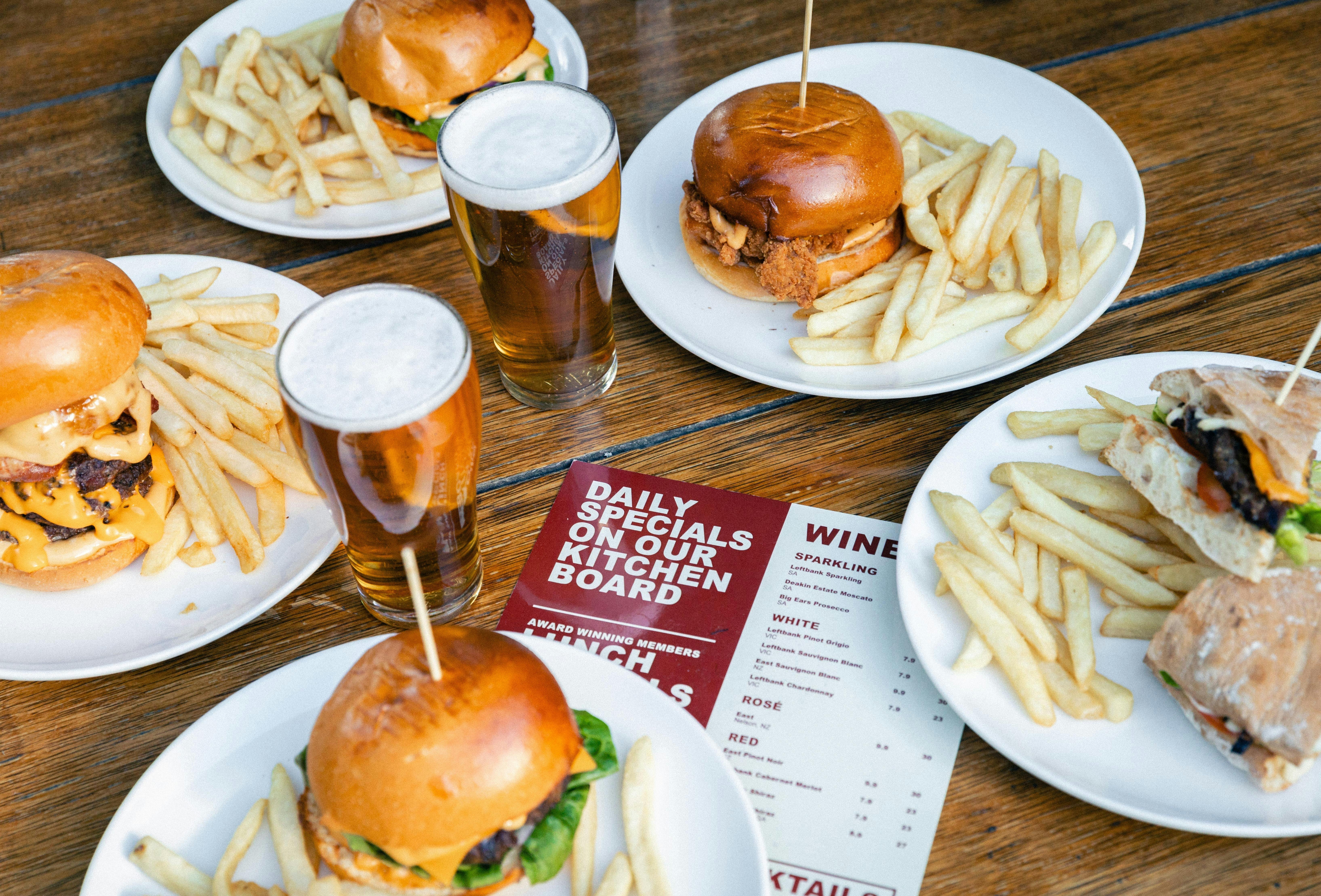 테이블 위의 음식과 맥주