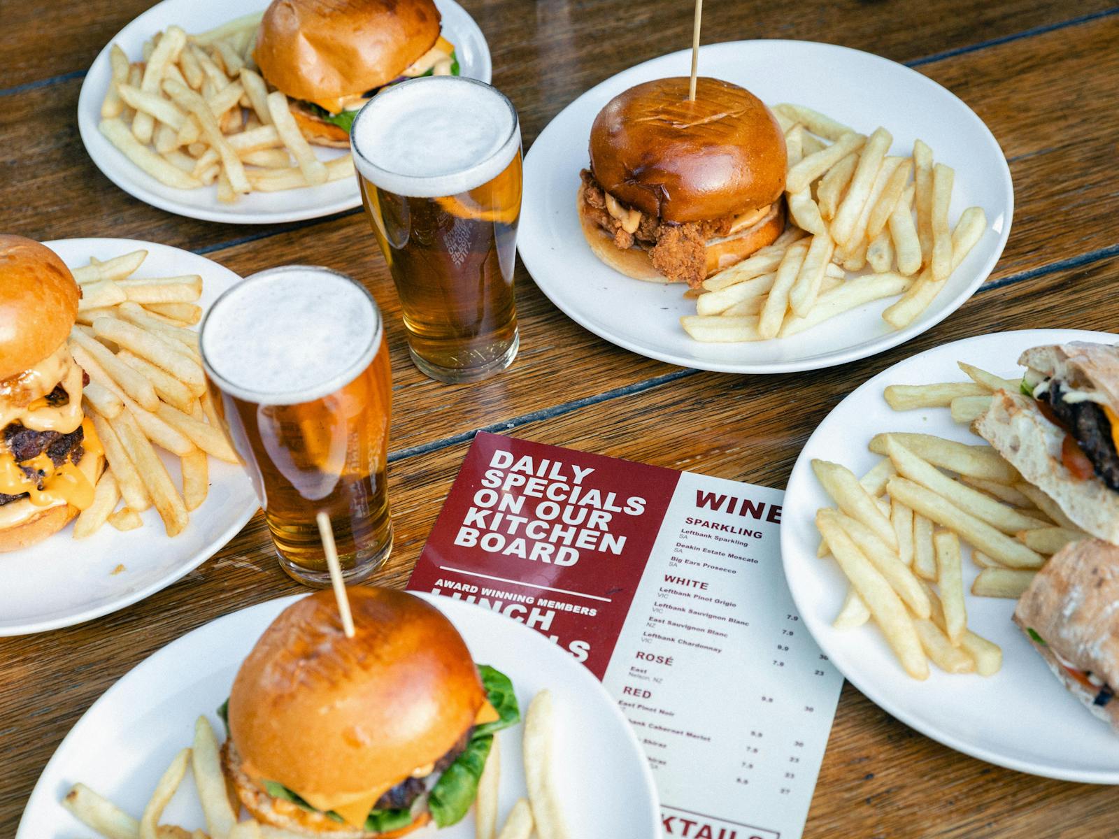 桌上的食物和啤酒