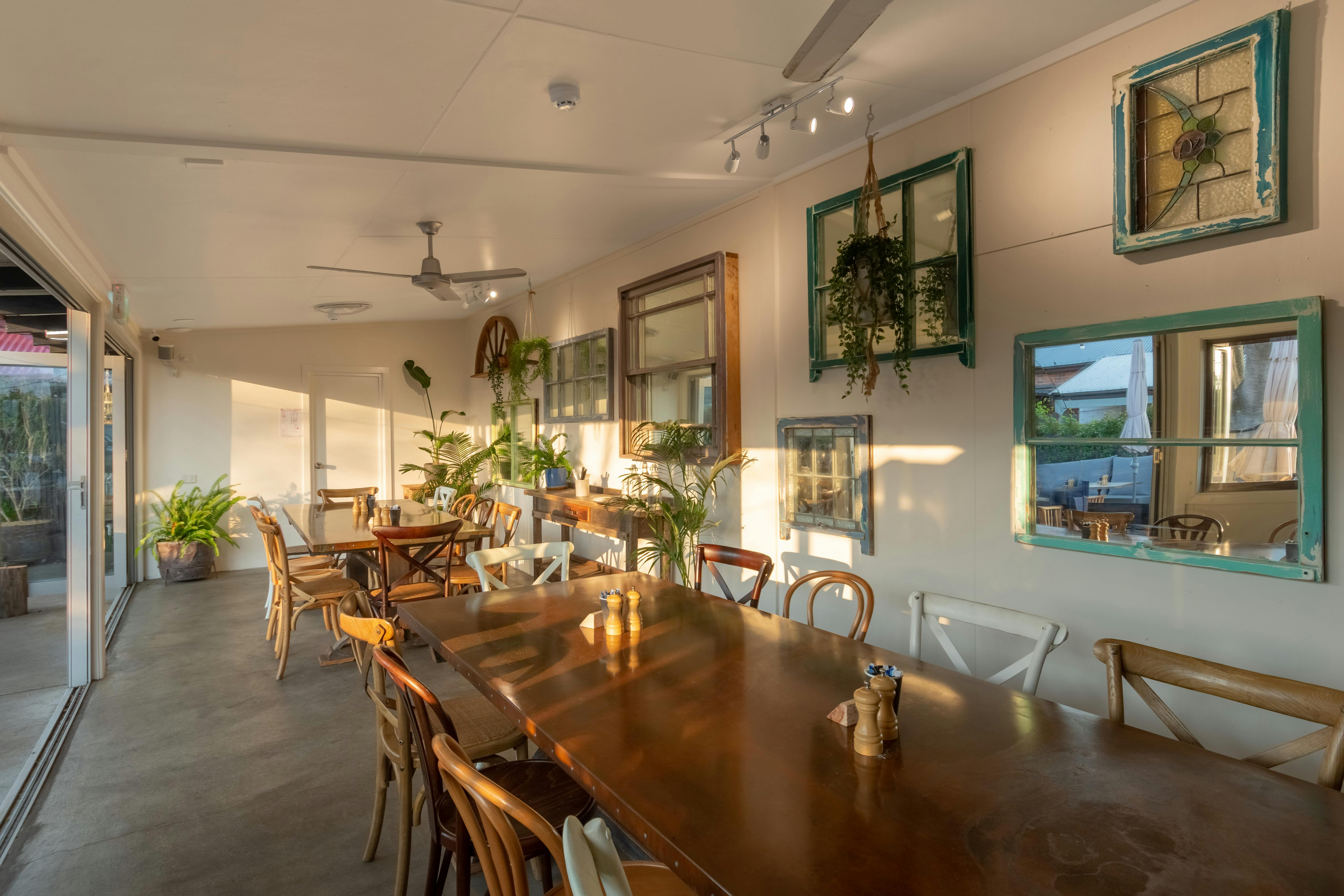 片側に二つ折りのドアがあり、プライベートな食事が楽しめる屋外ダイニング エリアに隣接する、日当たりの良い部屋です。