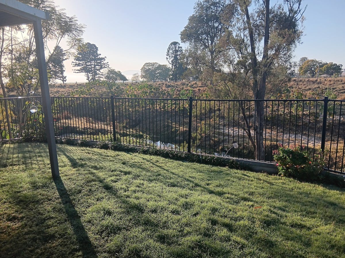 Toogoolawah Motel - Garden area and view