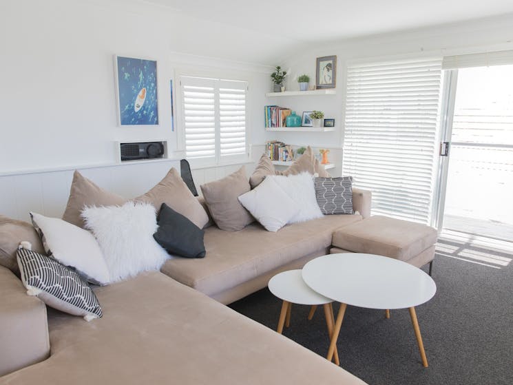 White Beach Cottage - lounge room