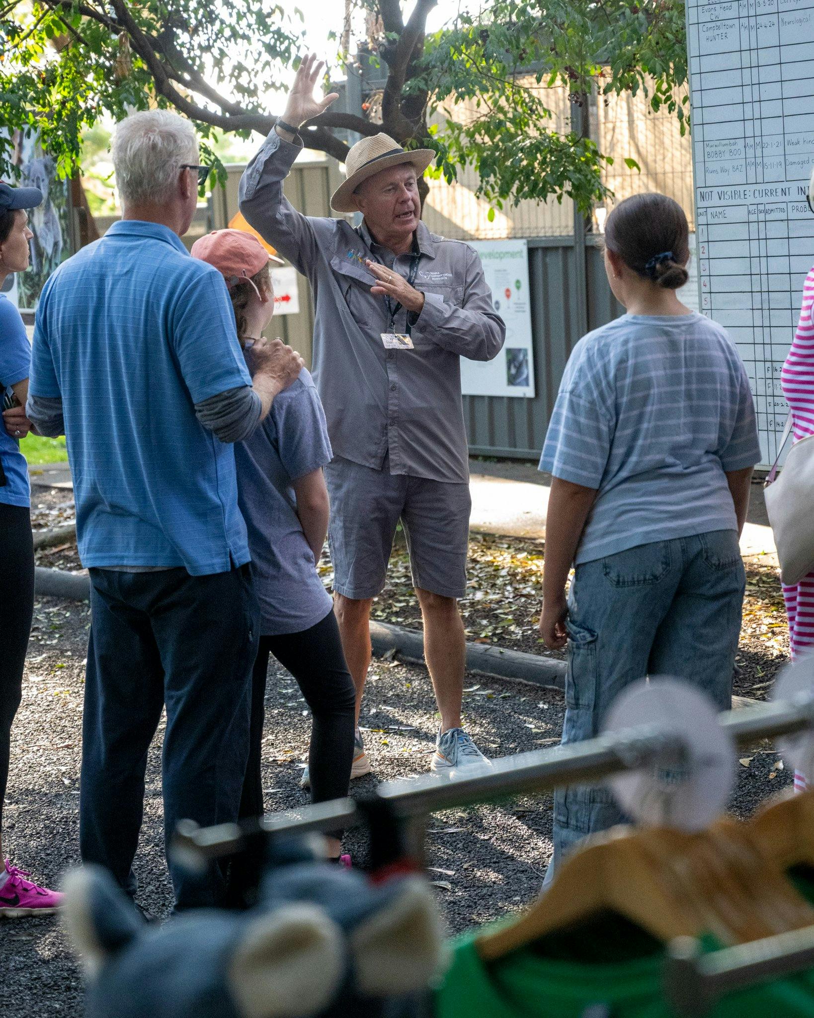 KCA導遊在無尾熊醫院與遊客交談