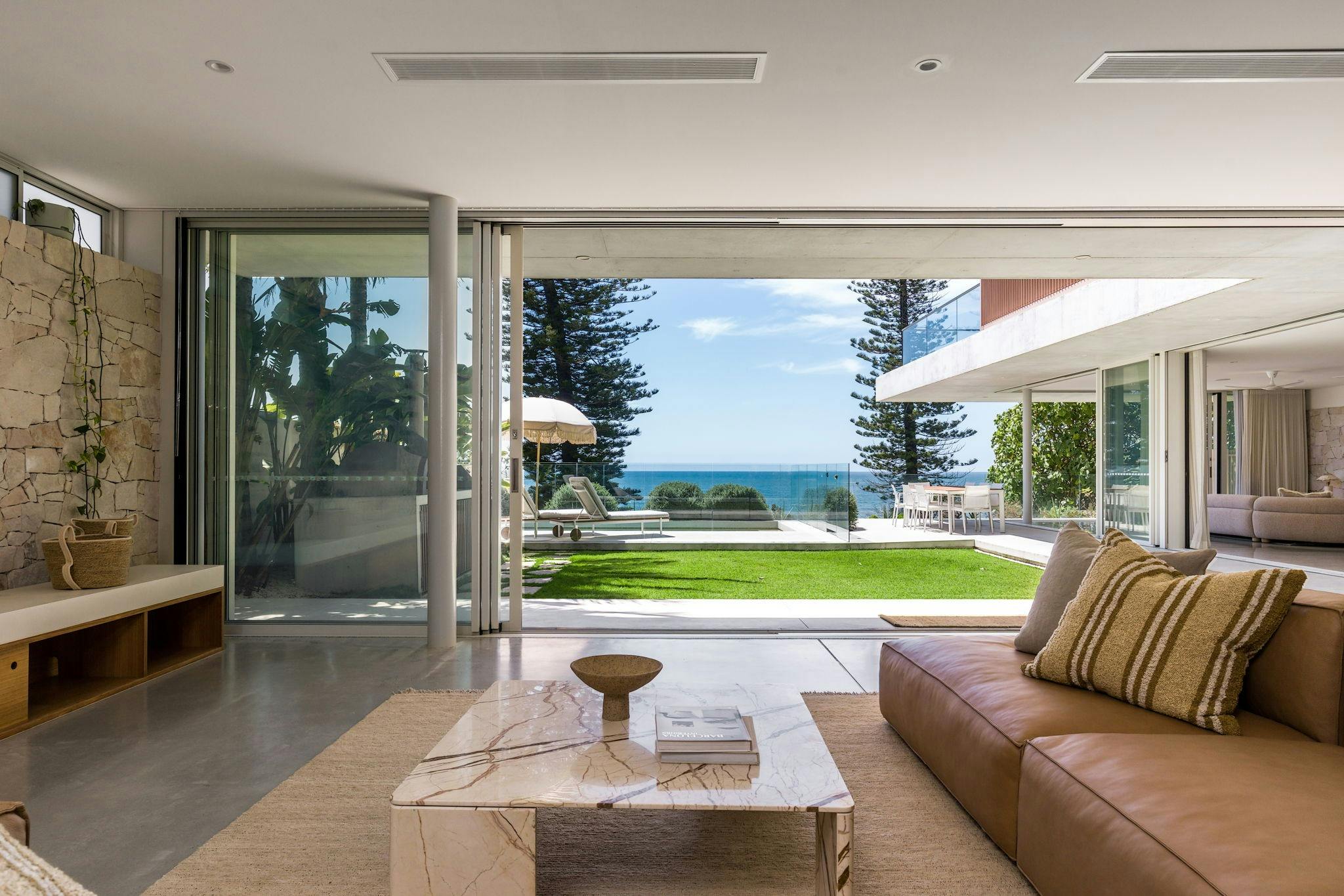 無縫流入光線充足的開放式起居區，營造出寧靜、溫馨的氛圍