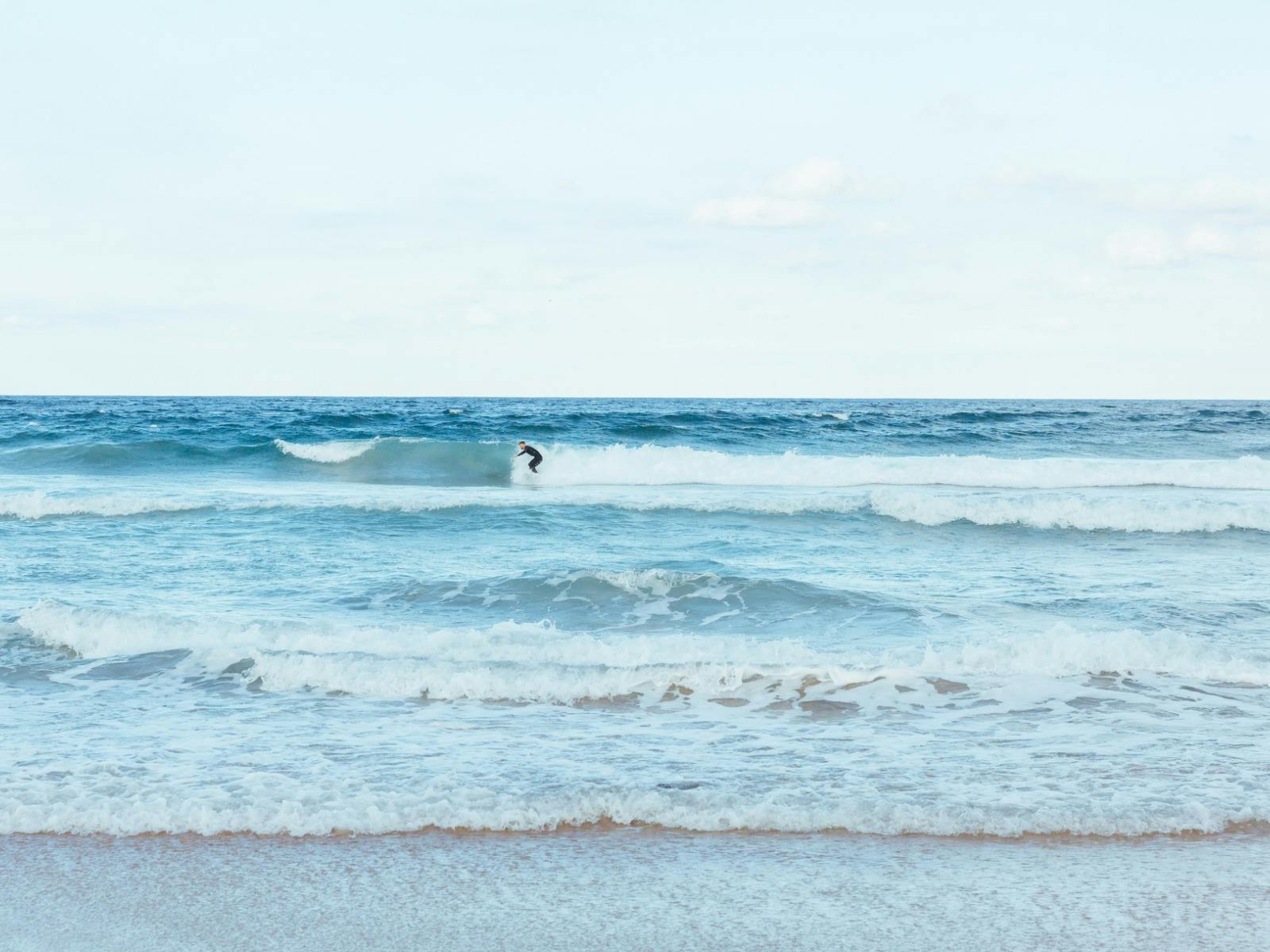 Surfer am Narrawallee Beach