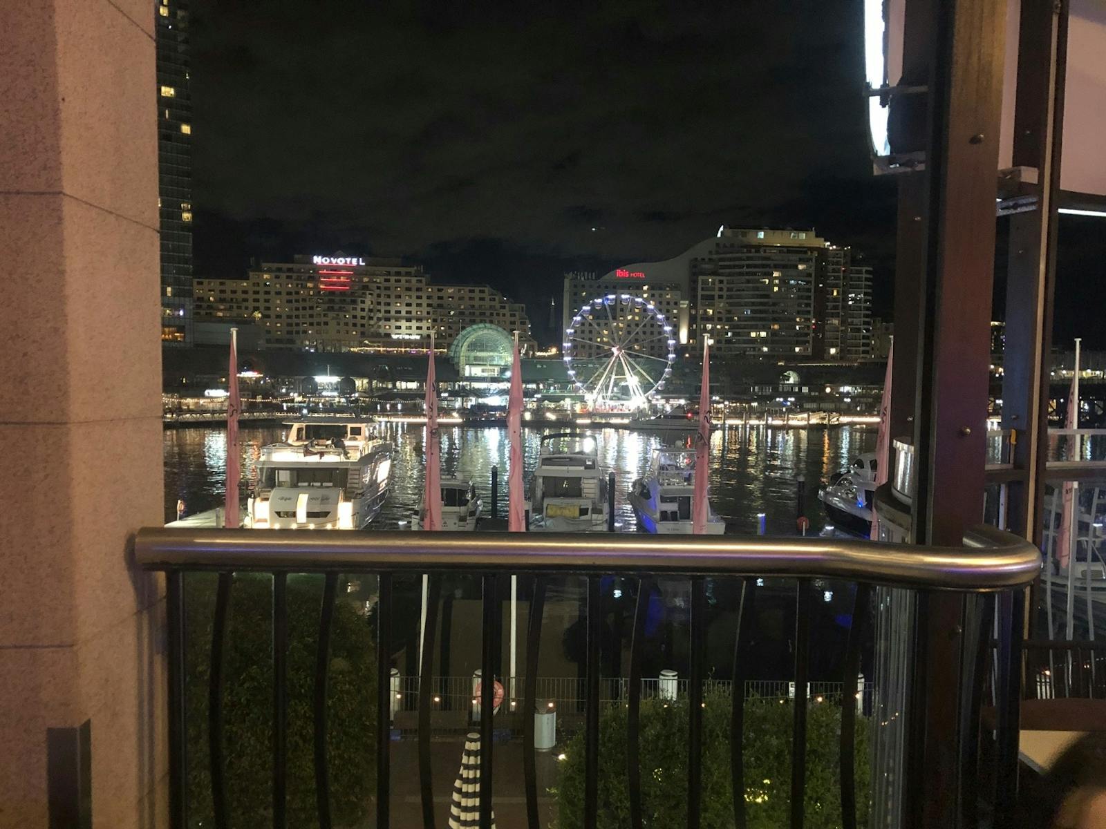 夜のブラックバード カフェからの眺め