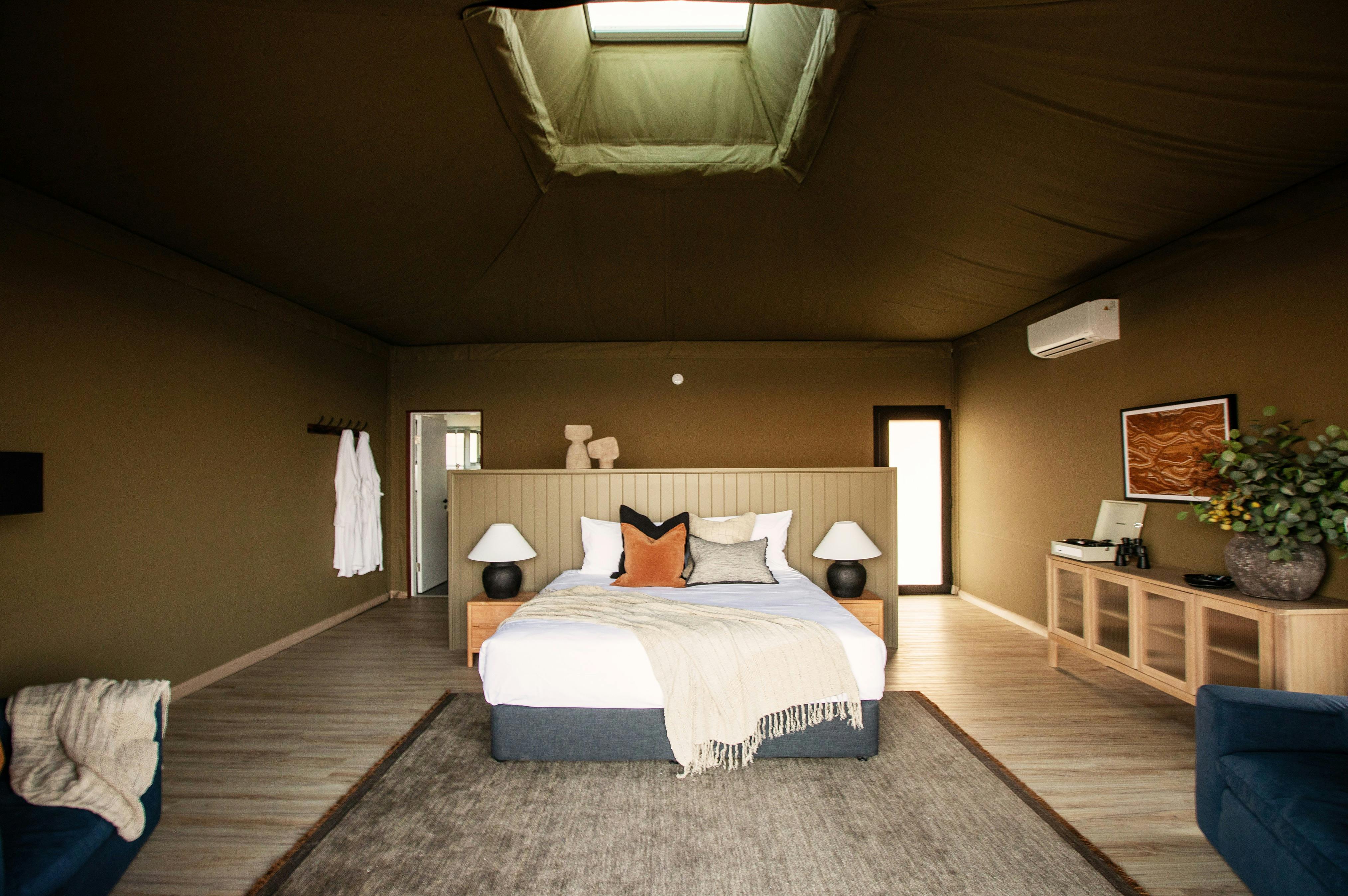 Wilderluxe Lake Keepit - インテリアテント