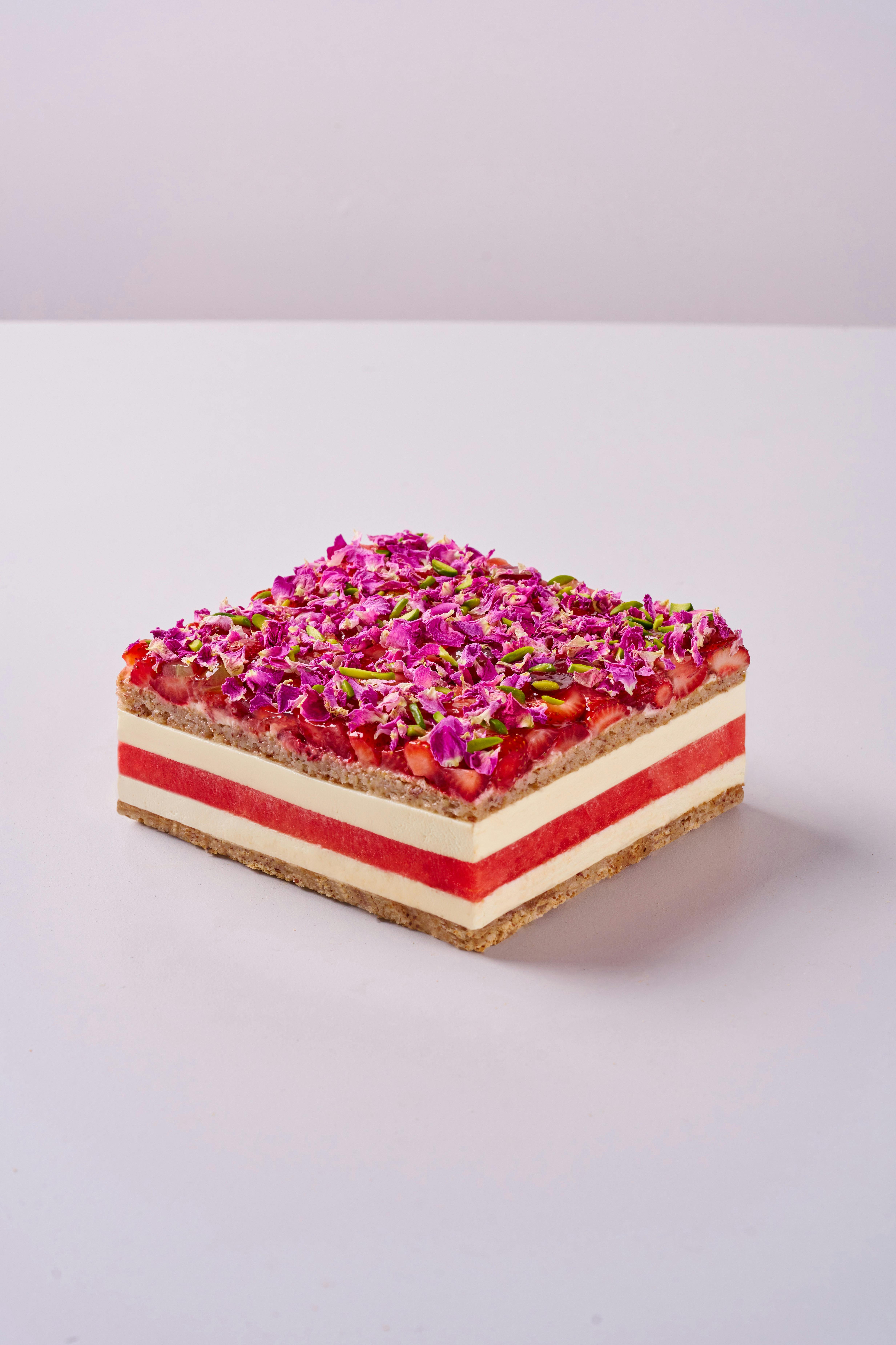 Shop large-portion cakes to share with friends and family!