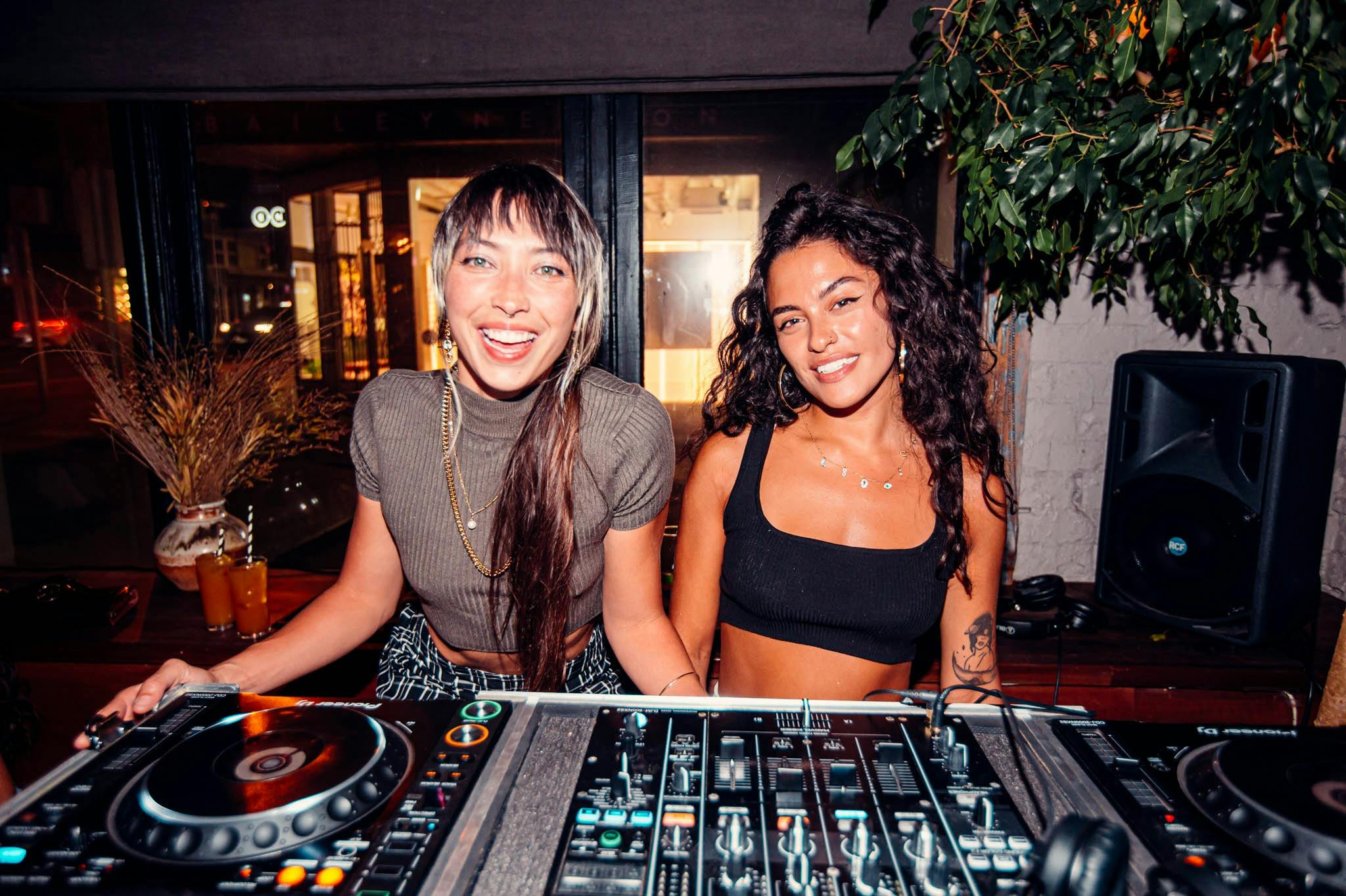 데크 뒤의 두 DJ