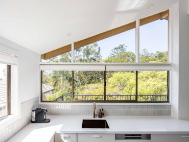 Stunning and Bright Fully Equipped Kitchen