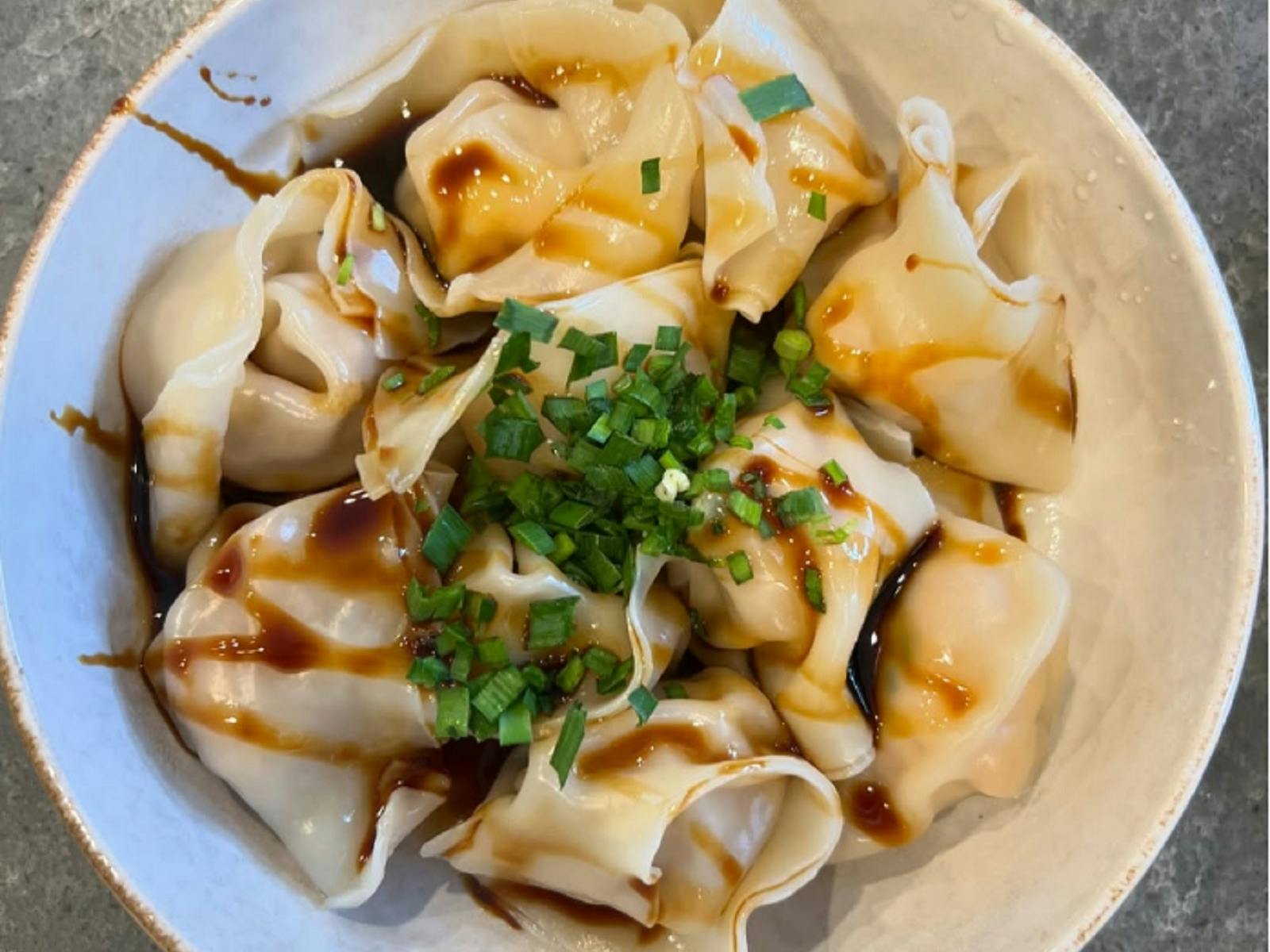碗里的饺子,撒上韭菜