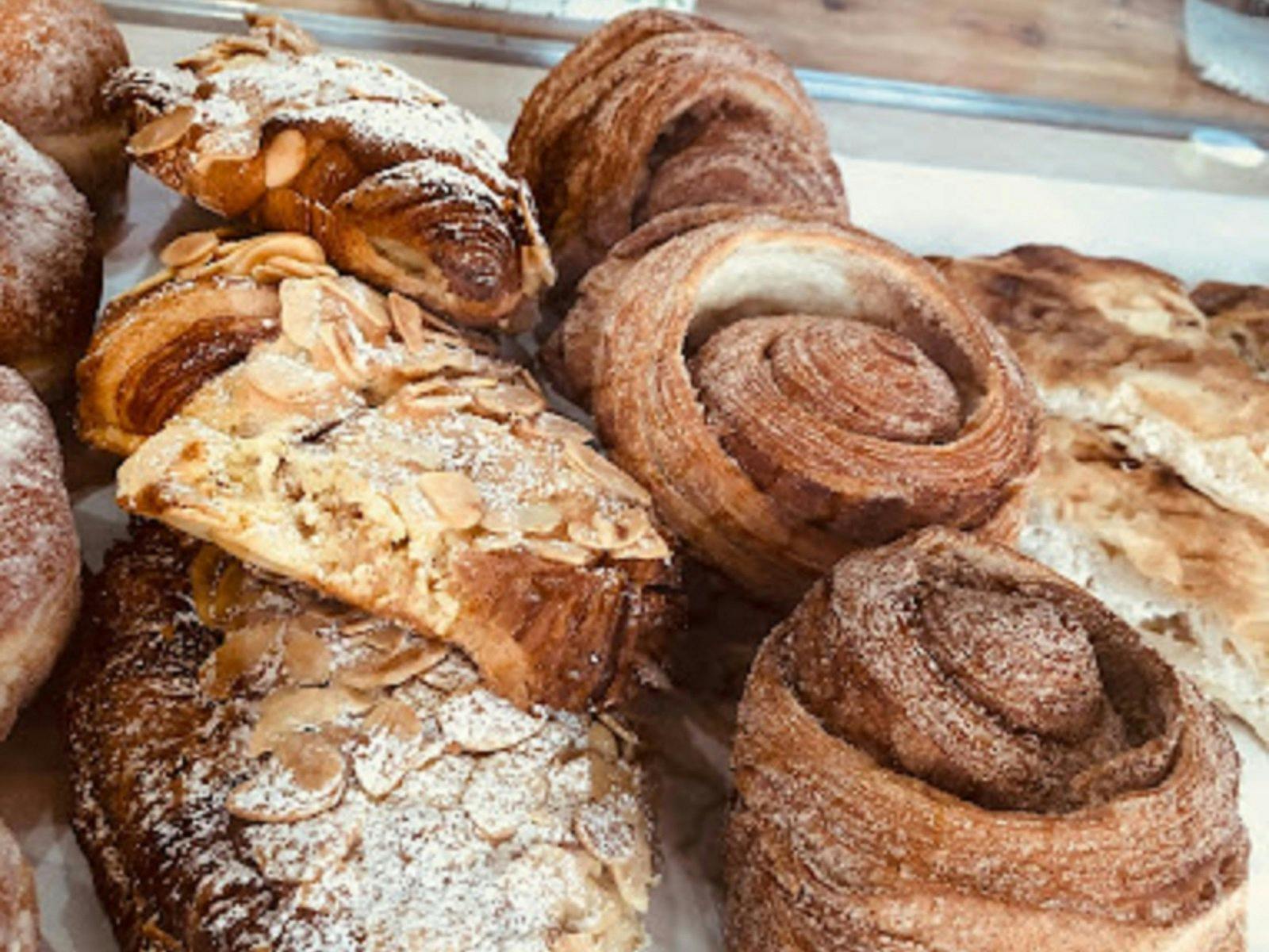 一桌杏仁羊角麵包和其他糕點