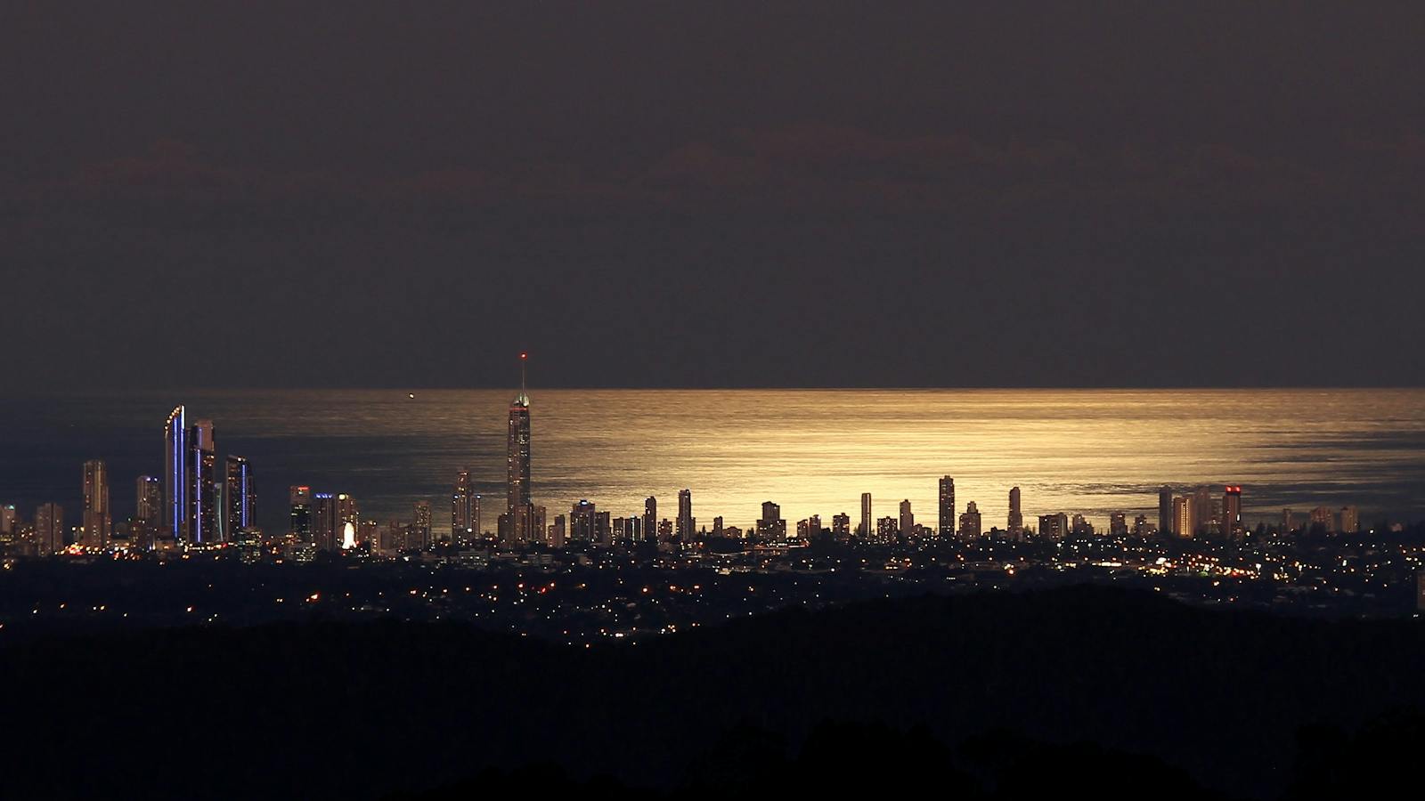 gold coast night views over the city