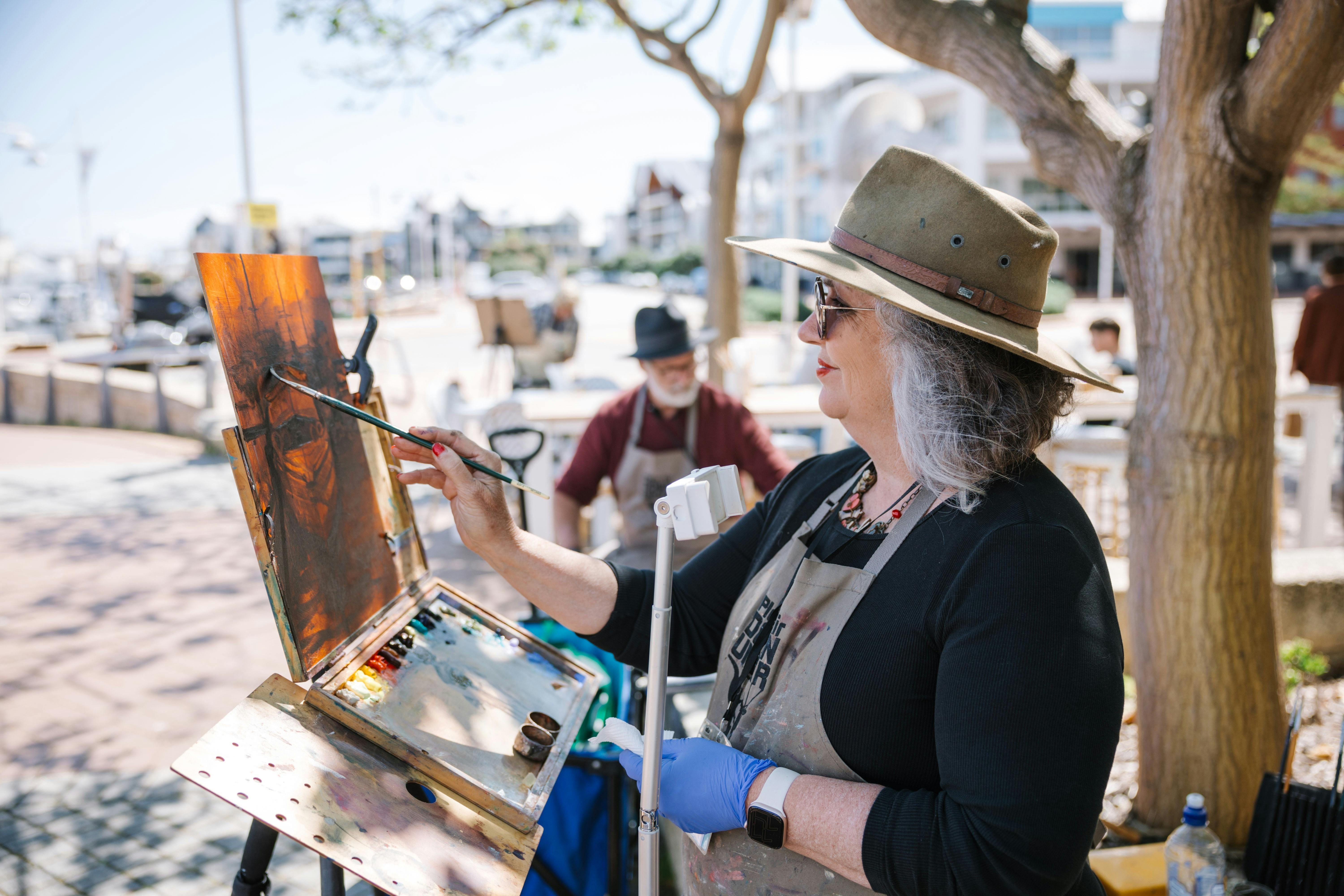woman painting outdoors at Plein Air Down Under