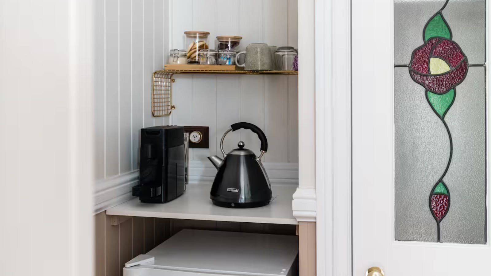 Kitchenette with kettle, coffee maker and assorted teas Kitchenette with kettle, coffee maker and assorted teas
