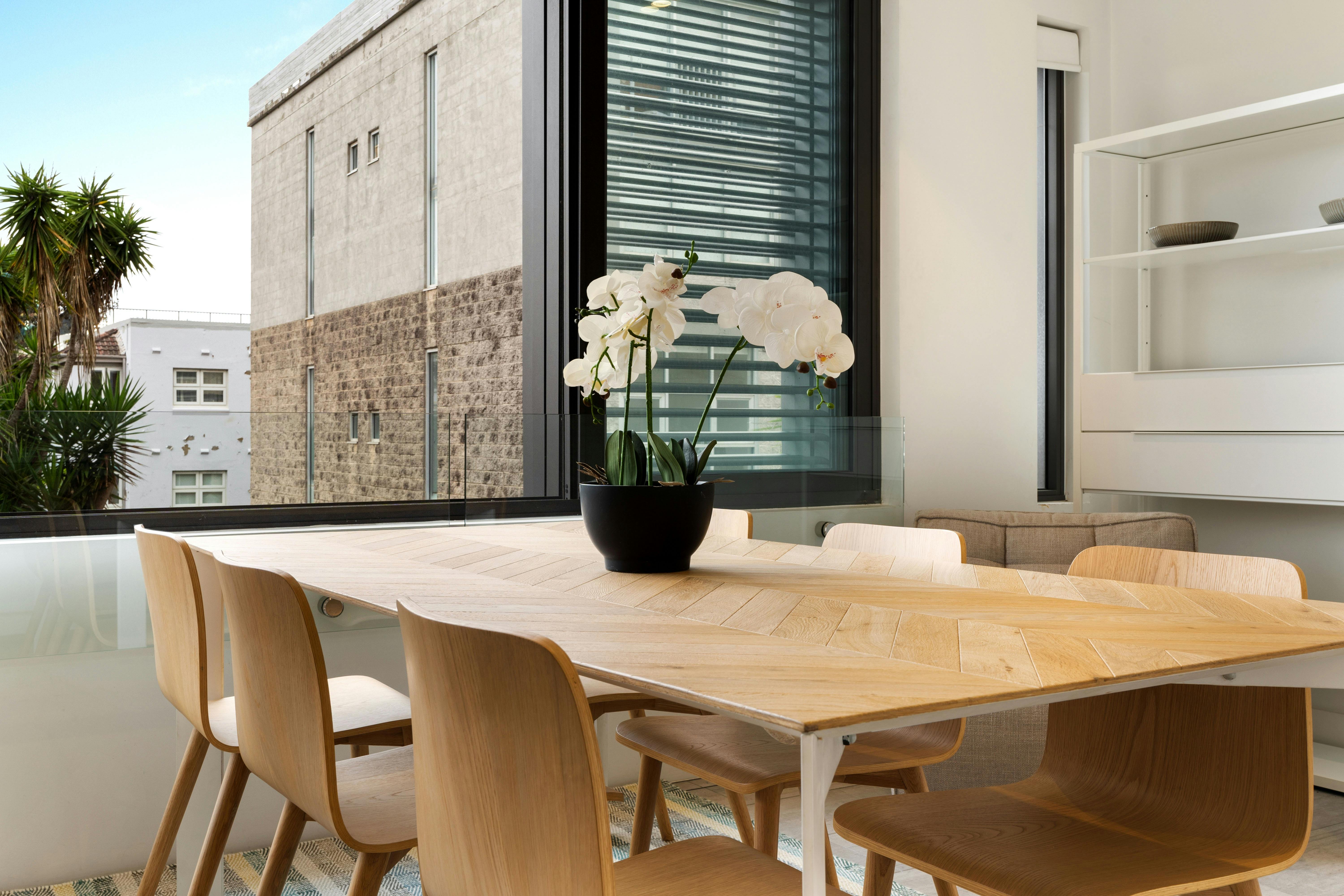 用餐区配有木桌和现代座椅。