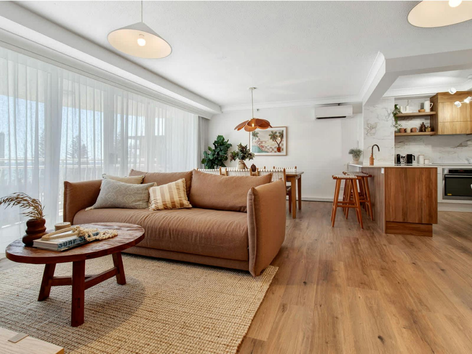 2 bedroom unit in Burleigh - lounge 2 bedroom unit in Burleigh - lounge