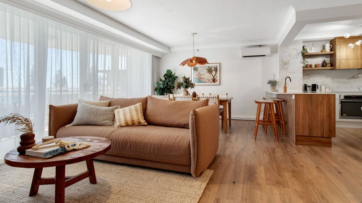 2 bedroom unit in Burleigh - lounge